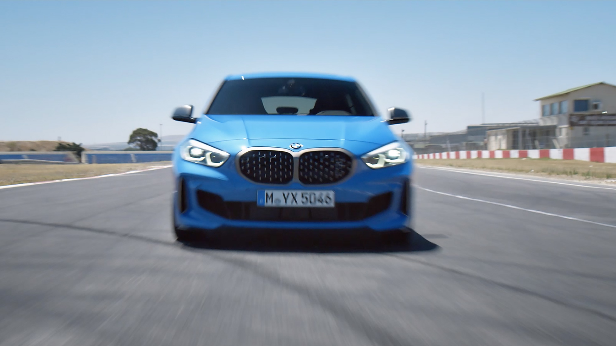 Film BMW serije 1 med vožnjo. Film BMW serije 1 s prizori dinamične vožnje.