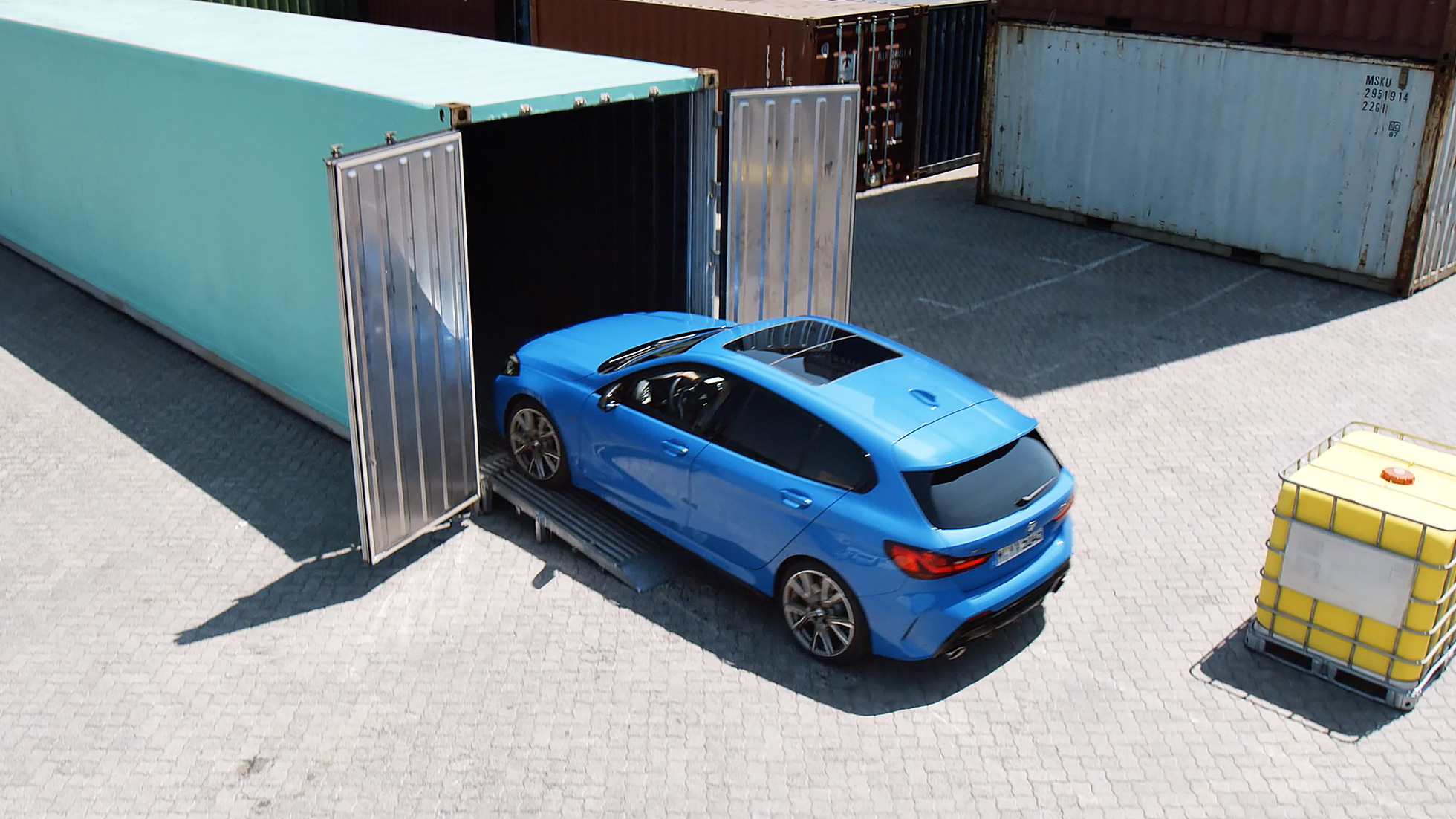 Parkirni asistent v BMW serije 1. Parkirni asistent v BMW serije 1, vključno z asistentom za vzvratno vožnjo.