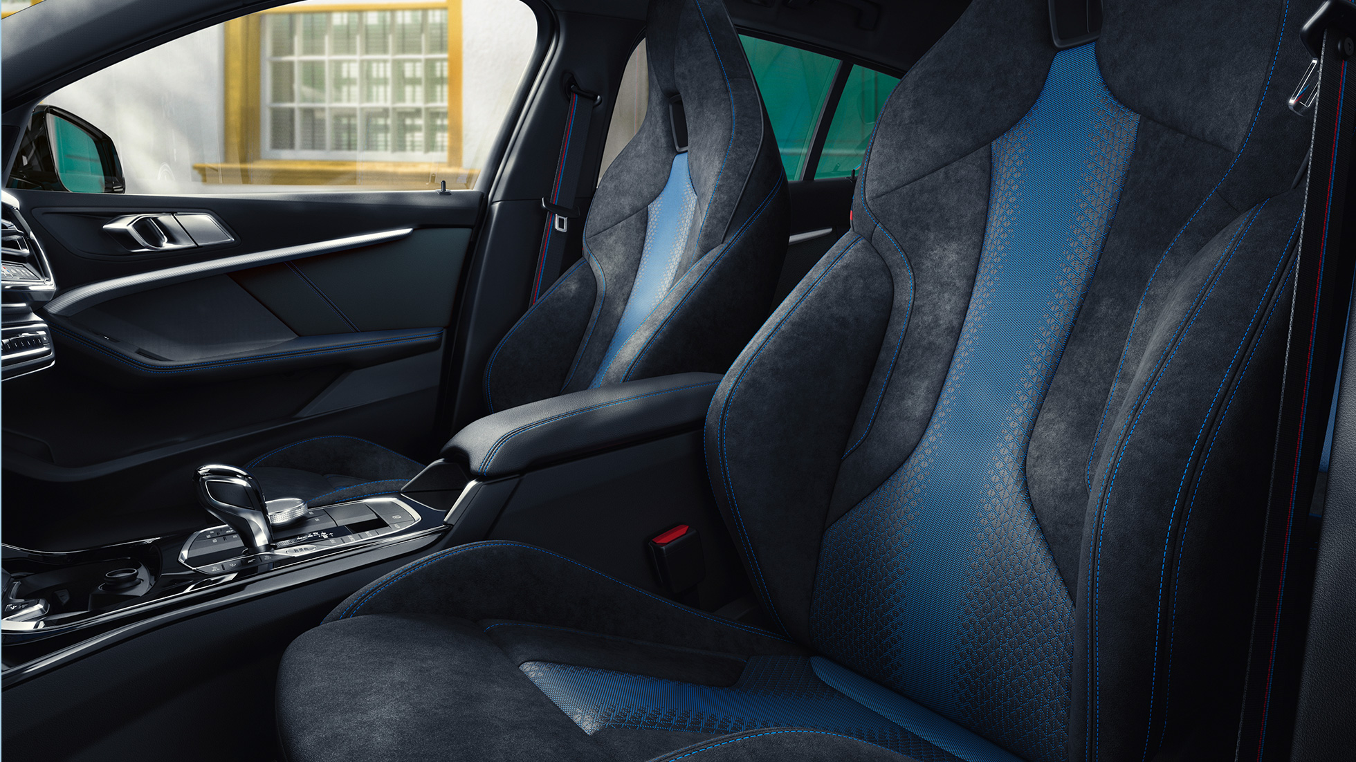 M športni sedeži. Ergonomsko oblikovani M športni sedeži v BMW serije 1 s kontrastnimi šivi in vgrajenim naslonom za glavo.