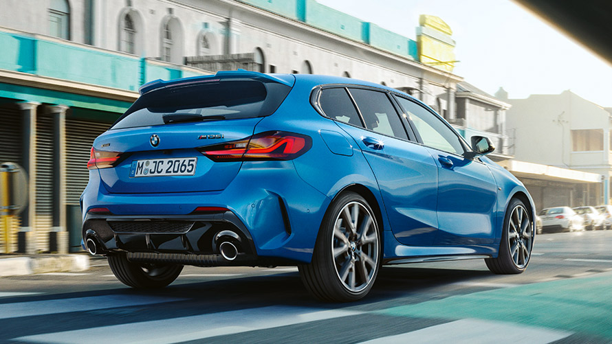 BMW serije 1, F40, tričetrtinski pogled od zadaj med vožnjo BMW serije 1, F40, kovinska barva Misano Blue, tričetrtinski pogled od zadaj med vožnjo