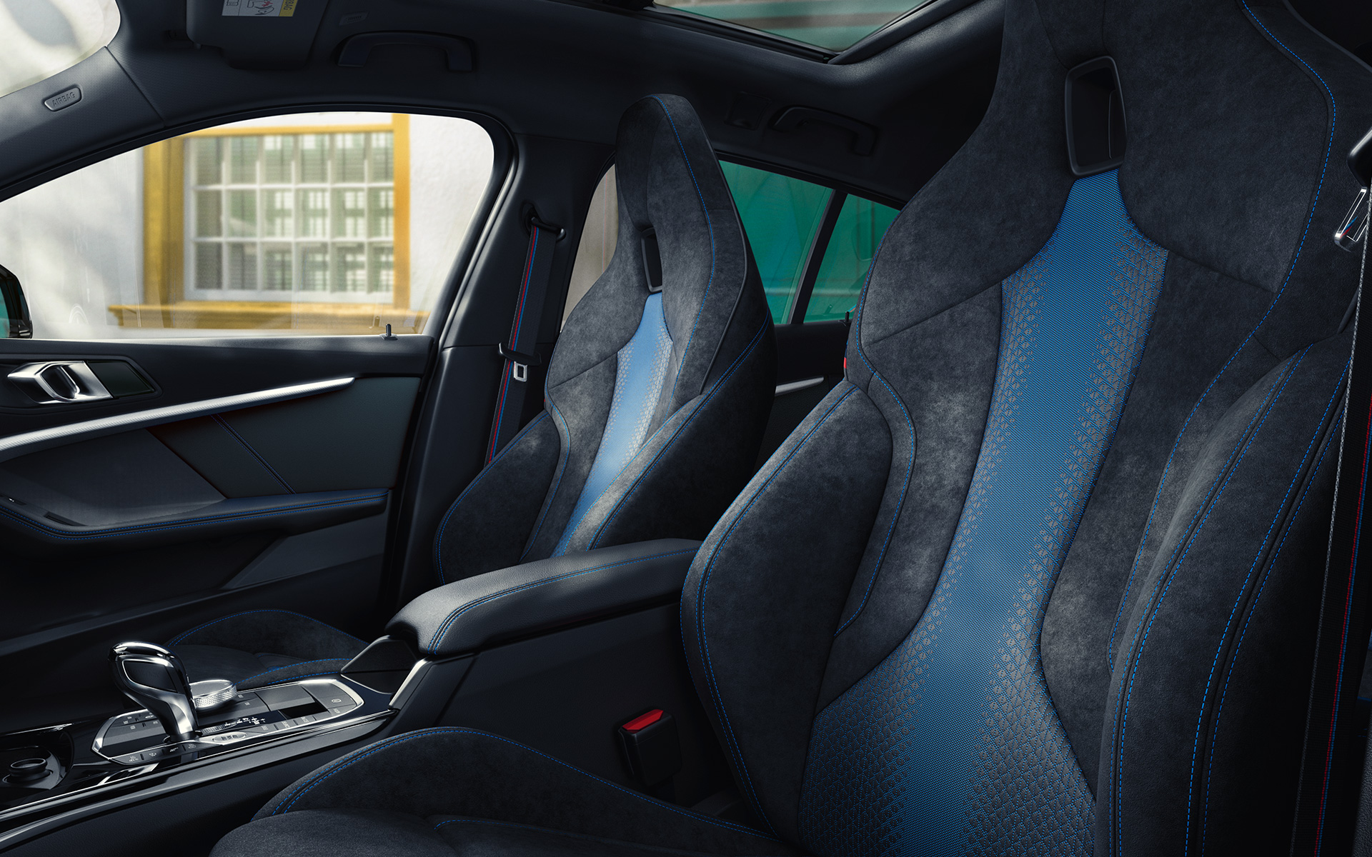 BMW serije 1, F40, sedeži M Sport Ergonomsko oblikovana prednja sedeža M Sport v BMW serije 1 (F40) s kontrastnimi šivi in vgrajenima naslonoma za glavo.