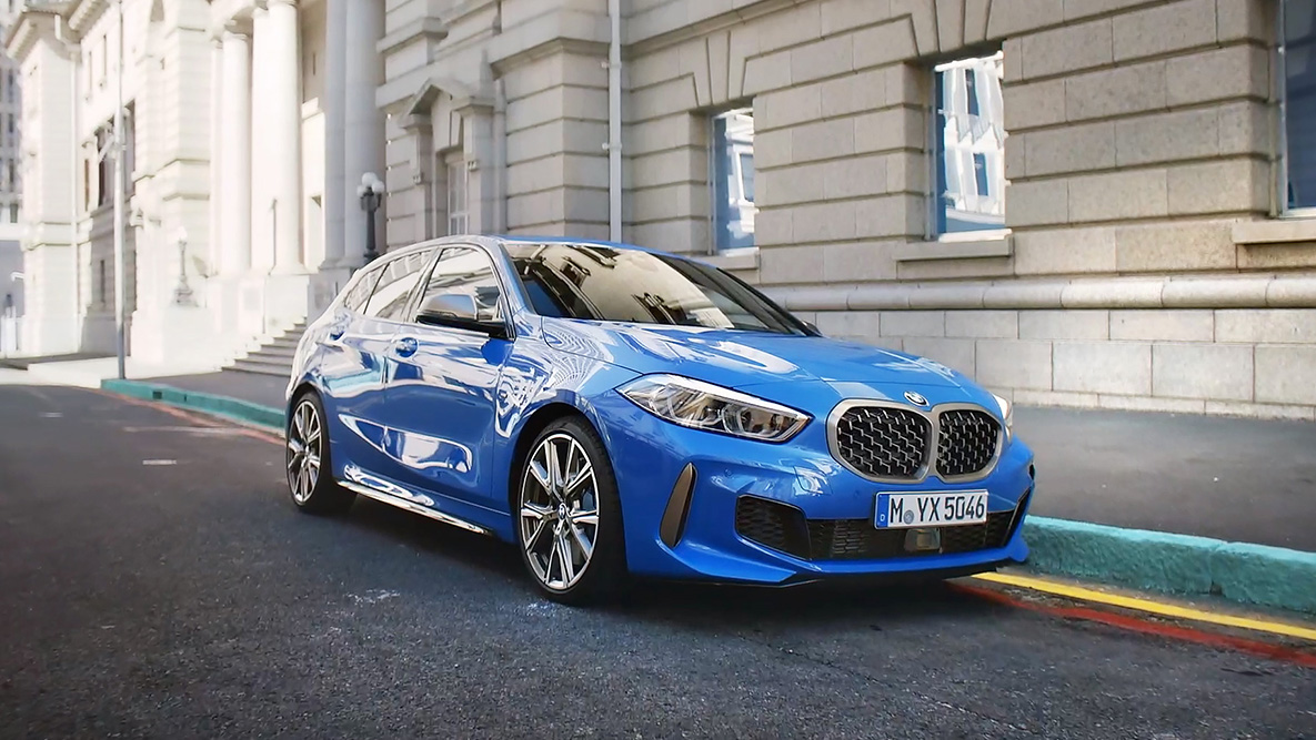 BMW serije 1, F40, parkiranje BMW serije 1, F40, kovinska barva Misano Blue, stranski pogled na parkirišču