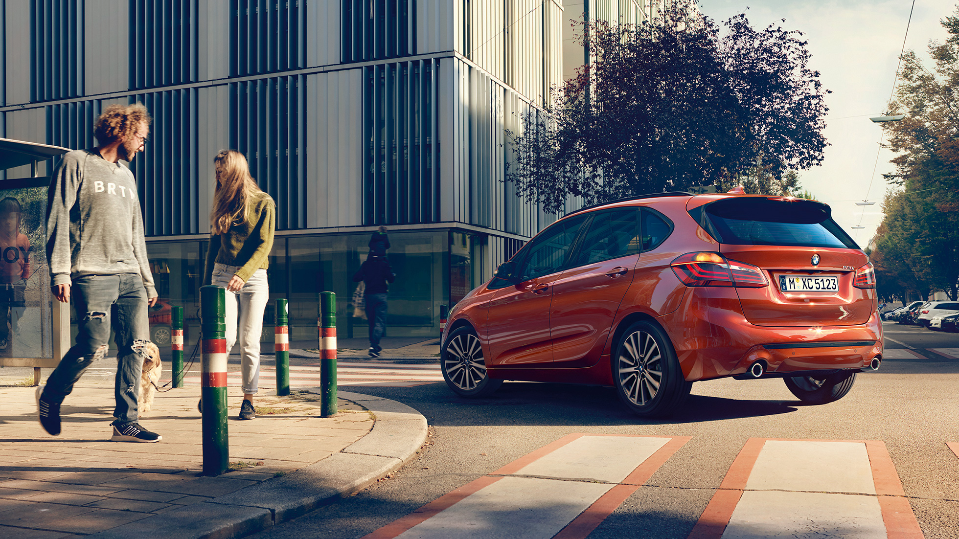 Vozna dinamika BMW serije 2 Active Tourer Vozna dinamika BMW serije 2 Active Tourer, 220i F45, kovinska barva Sunset Orange, tričetrtinski pogled od zadaj