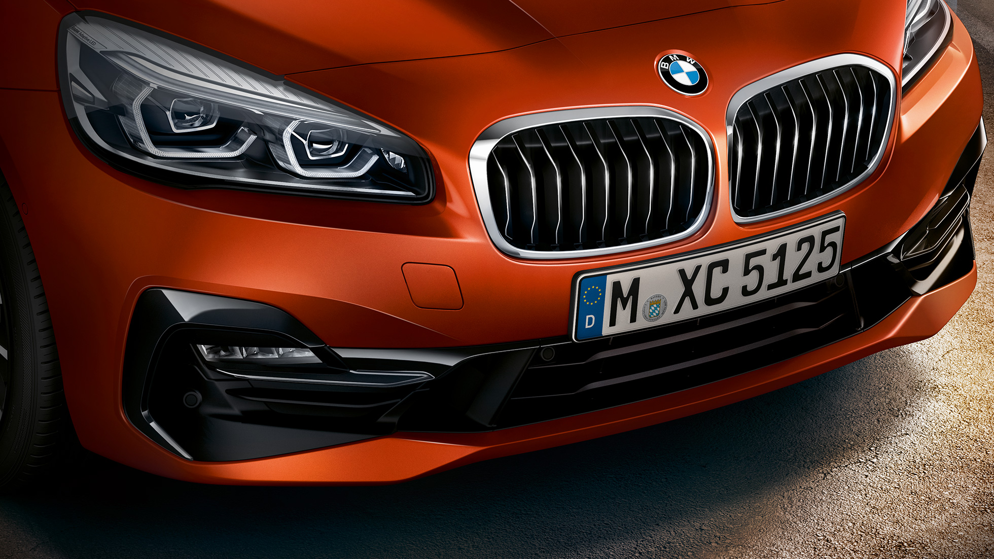 Dvojna ledvička BMW pri BMW serije 2 Active Tourer Dvojna ledvička BMW pri BMW serije 2 Active Tourer F45, kovinska barva Sunset Orange, bližnji pogled od spredaj