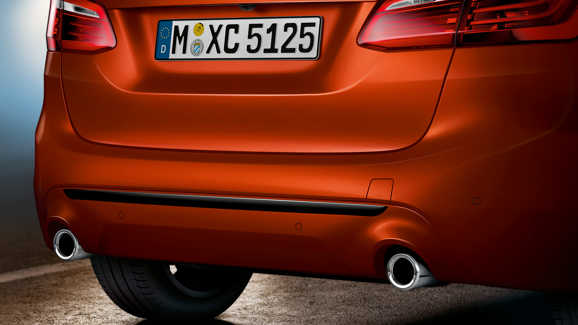 Zadek BMW serije 2 Active Tourer Zadek BMW serije 2 Active Tourer, 220i F45, kovinska barva Sunset Orange, bližnji pogled od zadaj