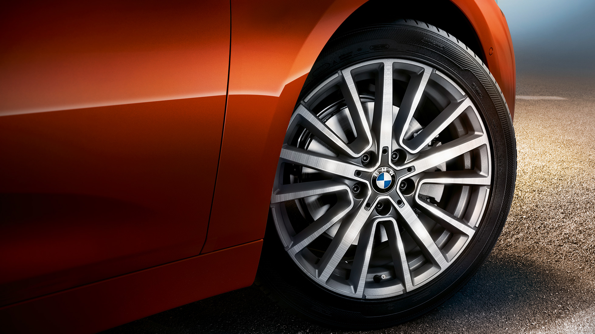 Platišče iz lahke zlitine pri BMW serije 2 Active Tourer Platišče iz lahke zlitine pri BMW serije 2 Active Tourer, F45, kovinska barva Sunset Orange, bližnji pogled na kolo
