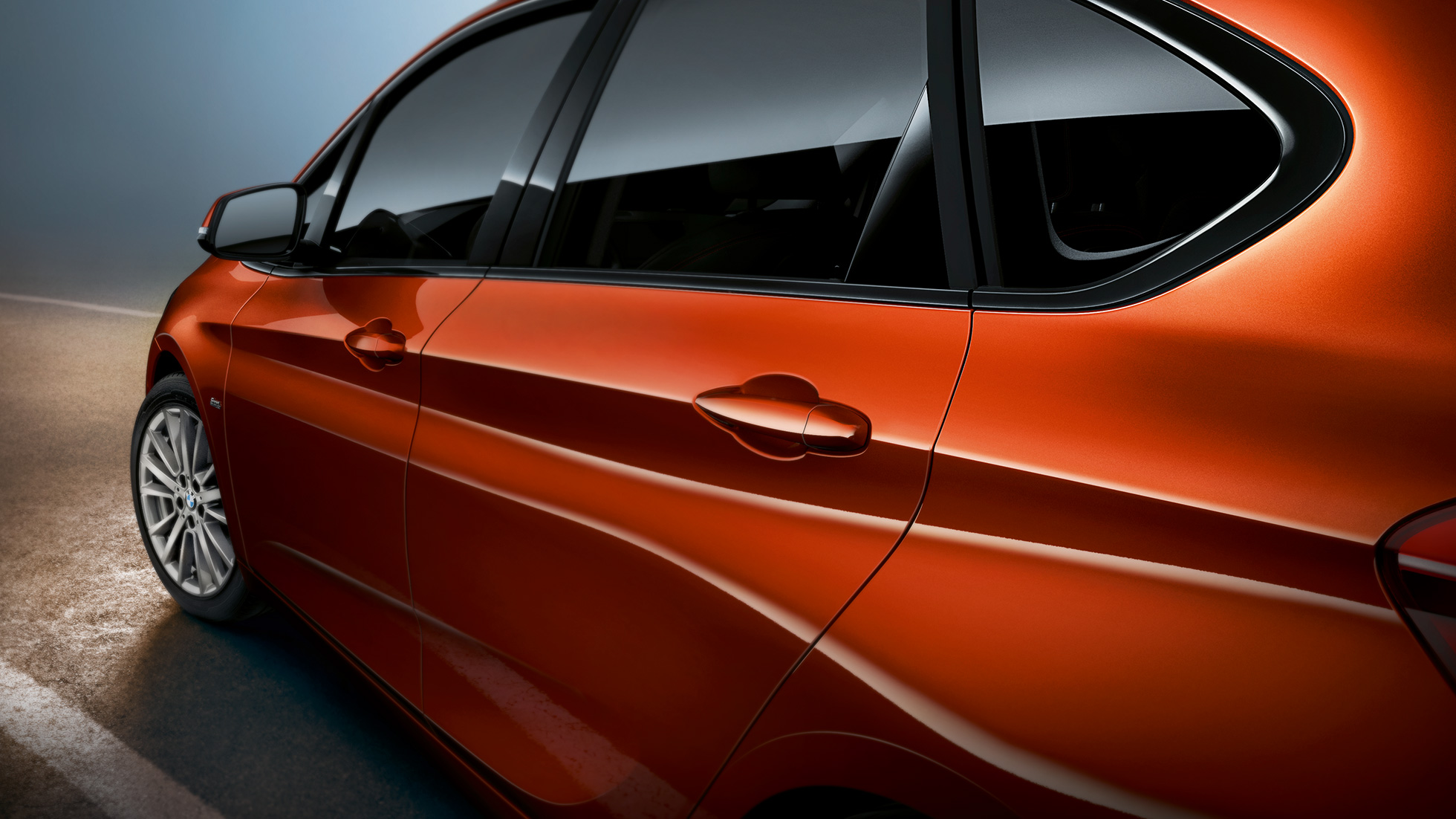 Bližnji stranski pogled na BMW serije 2 Active Tourer BMW serije 2 Active Tourer, F45, kovinska barva Sunset Orange, bližnji stranski pogled