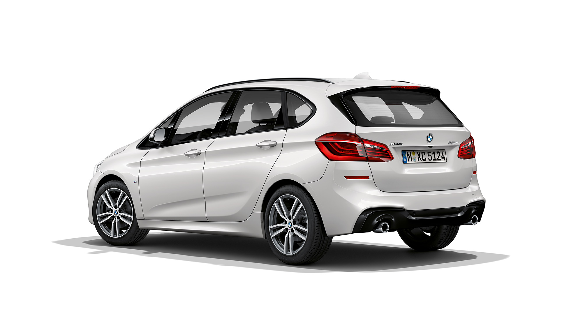 Tričetrtinski pogled od zadaj na BMW serije 2 Active Tourer kot model M Sport BMW serije 2 Active Tourer 220d xDrive, model M Sport F45, kovinska barva Mineral White, tričetrtinski pogled od zadaj