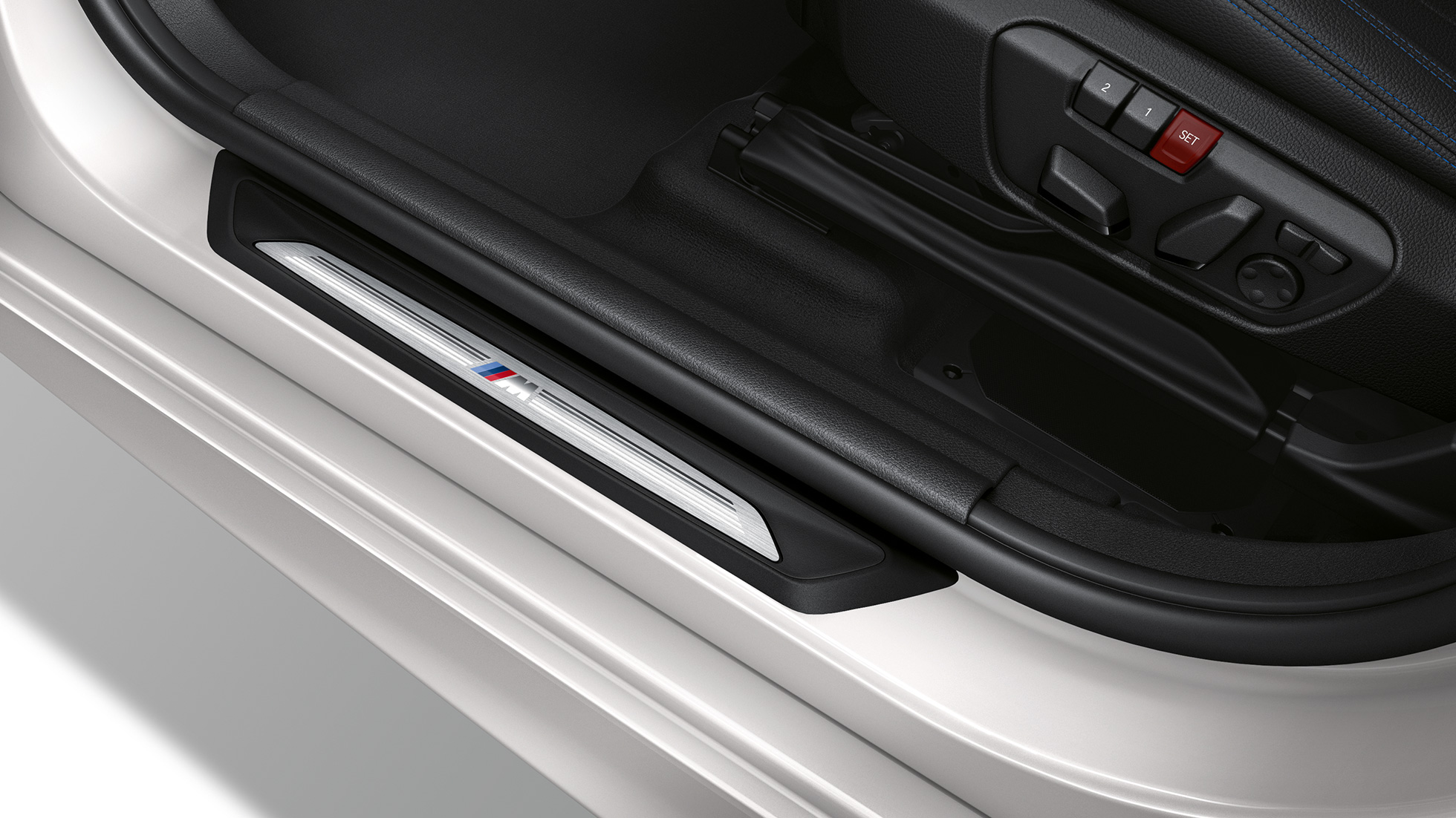 Vstopne letve pri BMW serije 2 Active Tourer kot modelu M Sport Vstopne letve pri BMW serije 2 Active Tourer 220d xDrive, model M Sport F45, kovinska barva Mineral White, zunanjost