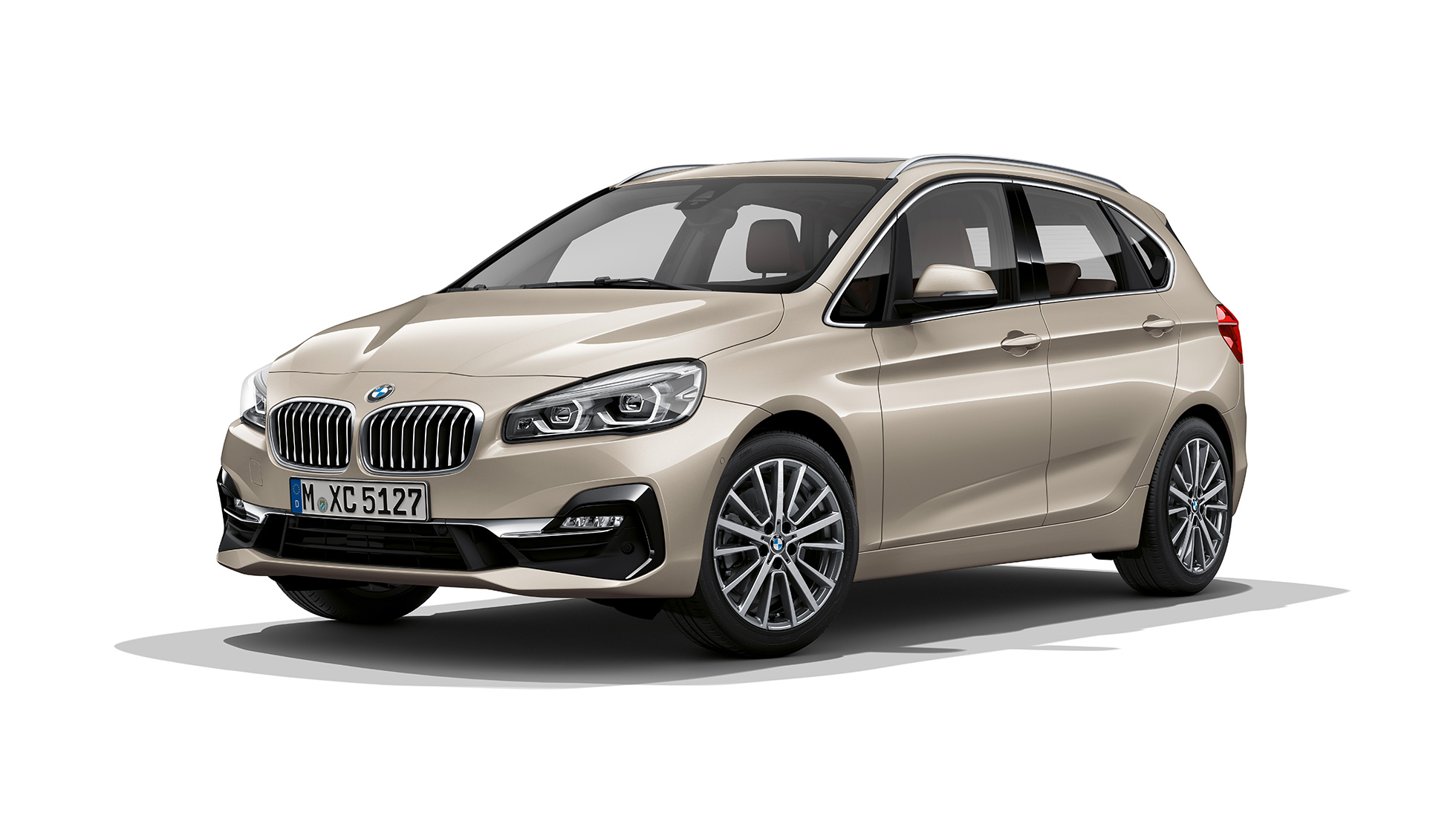 Tričetrtinski pogled spredaj na BMW serije 2 Active Tourer, model Luxury Line BMW serije 2 Active Tourer kot model Luxury Line, 225i xDrive F45, Cashmere Silver, tričetrtinski pogled od spredaj