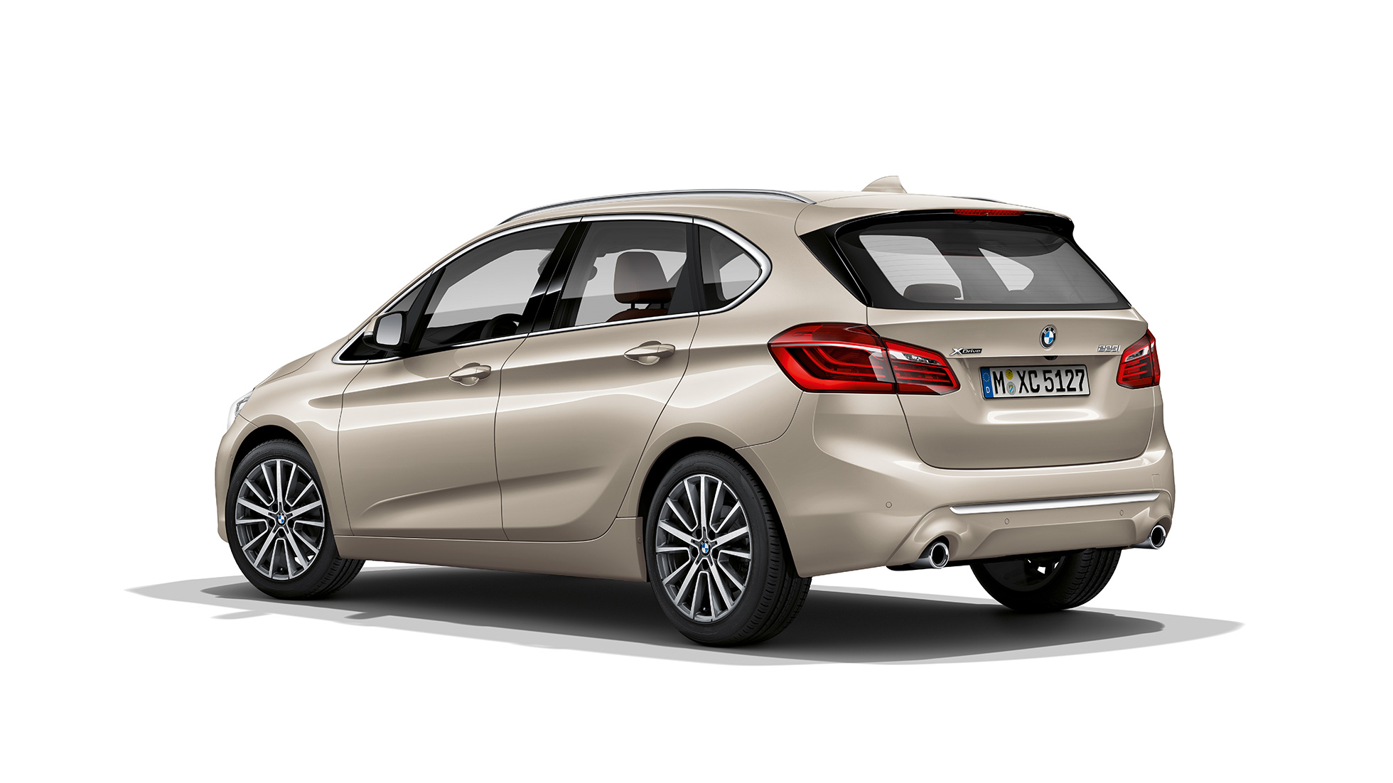 Tričetrtinski pogled zadaj na BMW serije 2 Active Tourer, model Luxury Line BMW serije 2 Active Tourer kot model Luxury Line, 225i xDrive F45, Cashmere Silver, tričetrtinski pogled od zadaj