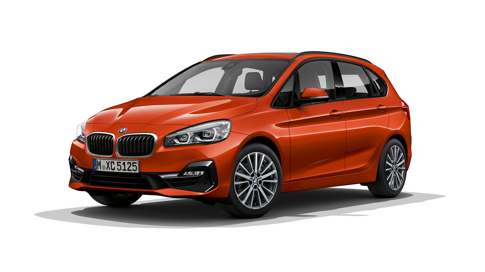 Tričetrtinski pogled od spredaj na BMW serije 2 Active Tourer kot model Sport Line BMW serije 2 Active Tourer kot model Sport Line, 220i F45, kovinska barva Sunset Orange, tričetrtinski pogled od spredaj