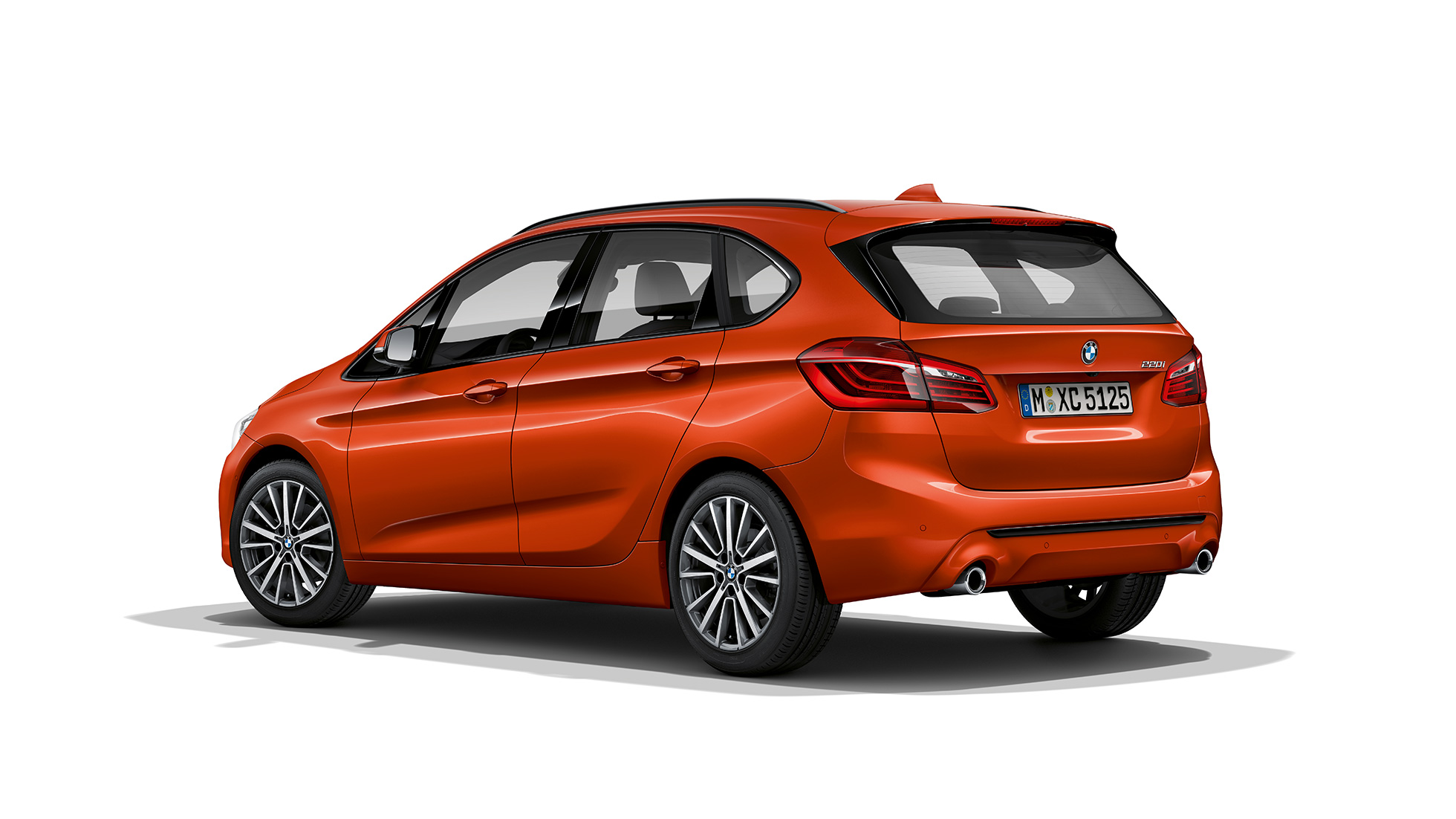 Tričetrtinski pogled od zadaj na BMW serije 2 Active Tourer kot model Sport Line BMW serije 2 Active Tourer kot model Sport Line, 220i F45, kovinska barva Sunset Orange, tričetrtinski pogled od zadaj
