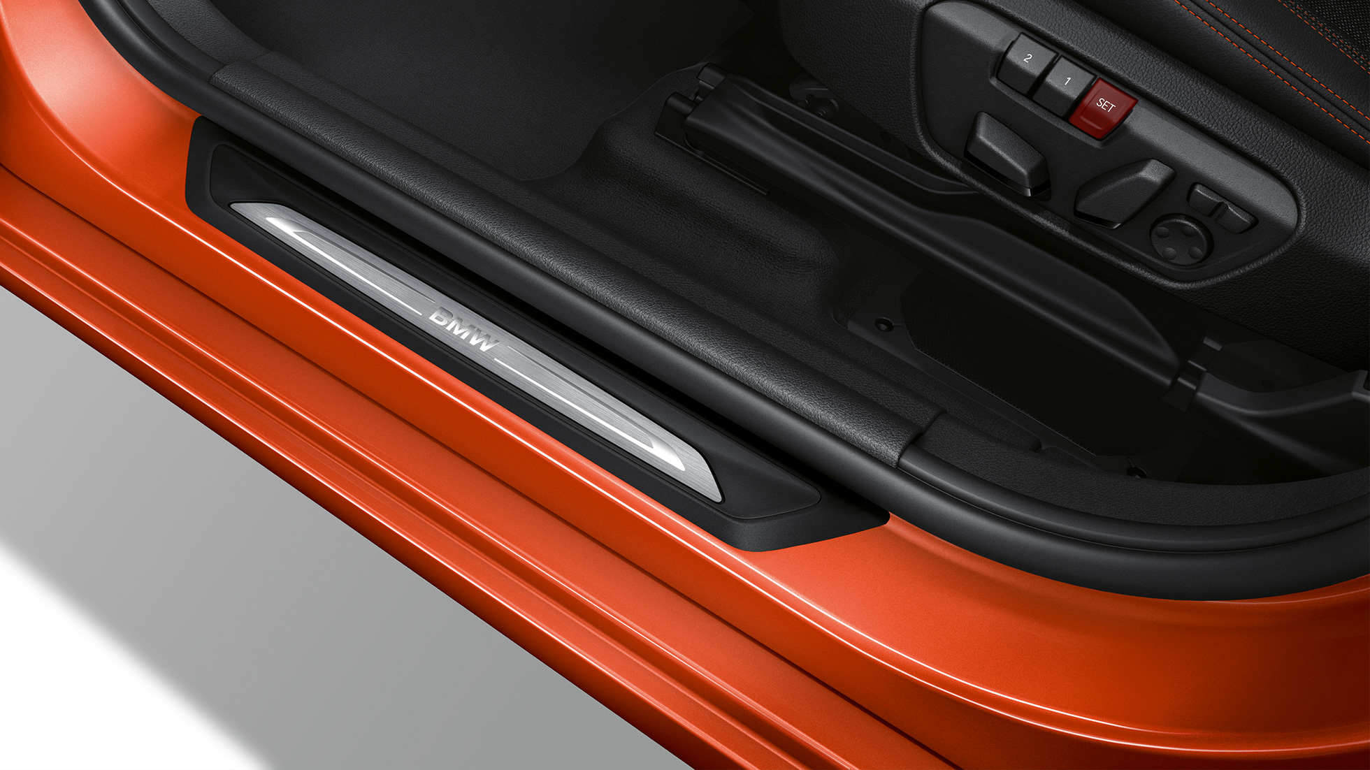 Vstopne letve pri BMW serije 2 Active Tourer kot modelu Sport Line Vstopne letve pri BMW serije 2 Active Tourer, model Sport Line 220i F45 2018, kovinska barva Sunset Orange