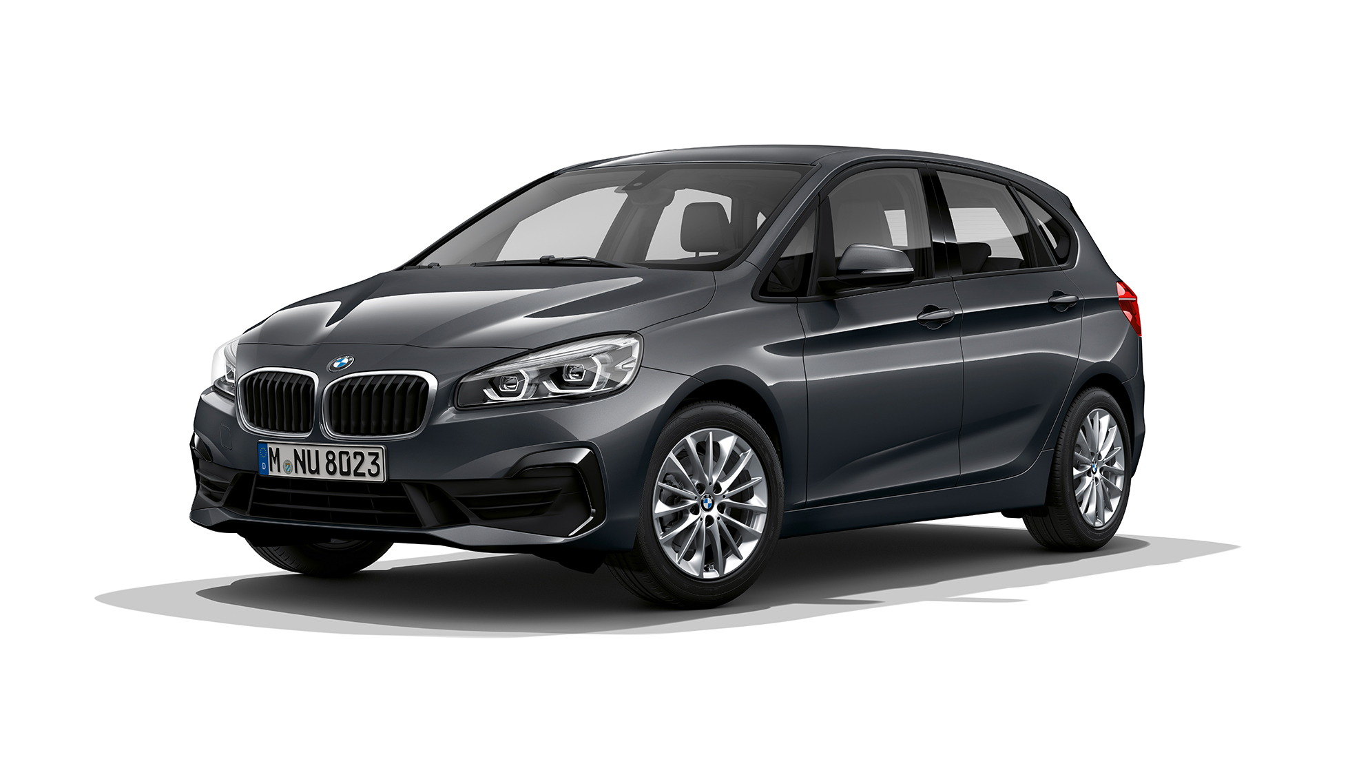 Tričetrtinski pogled od spredaj na BMW serije 2 Active Tourer kot model Advantage BMW serije 2 Active Tourer 218i F45, model Advantage, kovinska barva Mineral Grey, tričetrtinski pogled od spredaj