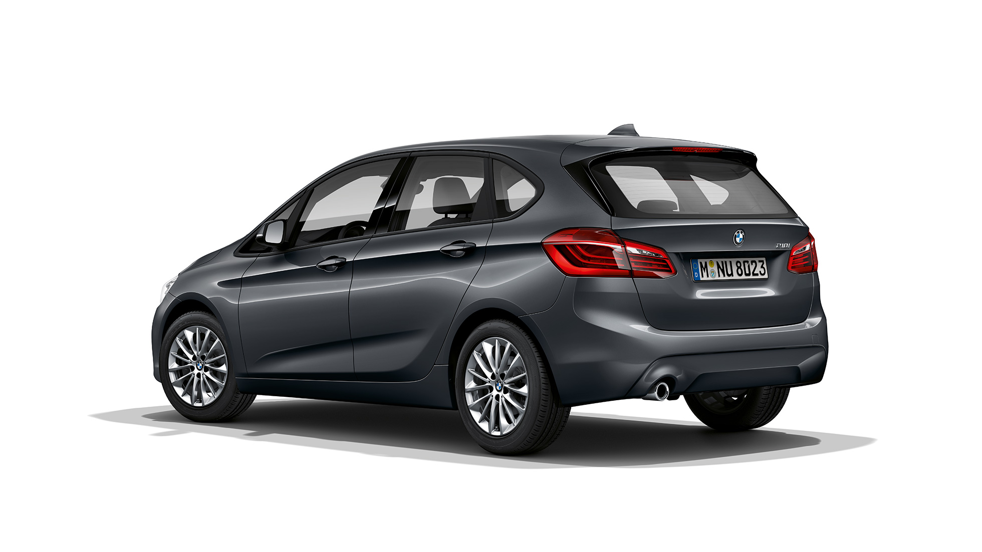 Tričetrtinski pogled od zadaj na BMW serije 2 Active Tourer kot model Advantage BMW serije 2 Active Tourer 218i F45, kovinska barva Mineral Grey, tričetrtinski pogled od zadaj