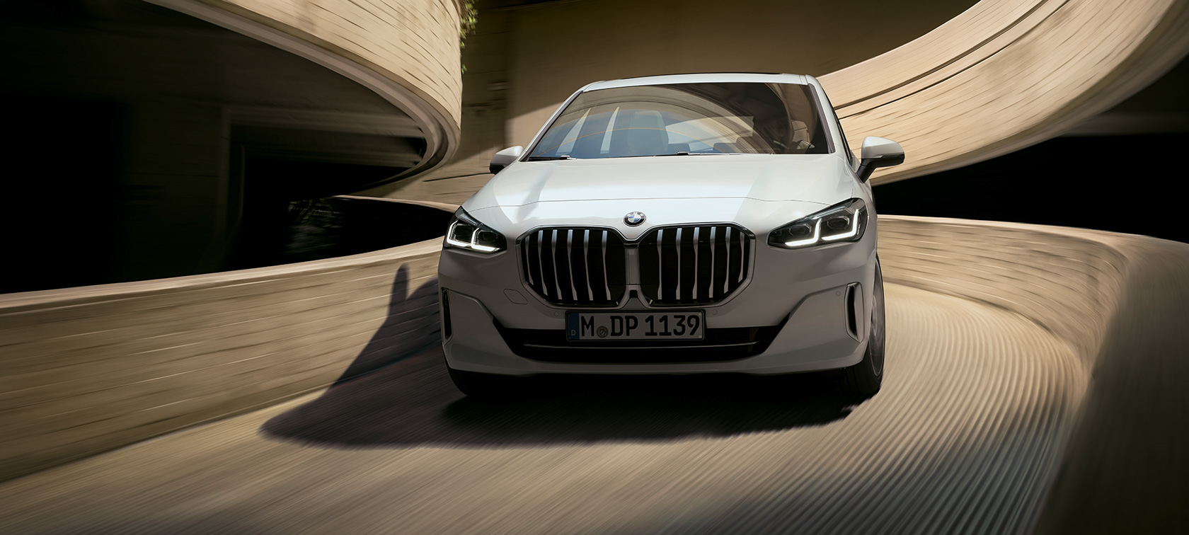 BMW serije 2 Active Tourer, U06, 2021, kovinska barva Mineral Bela, pogled od spredaj, vožnja na parkirišču
