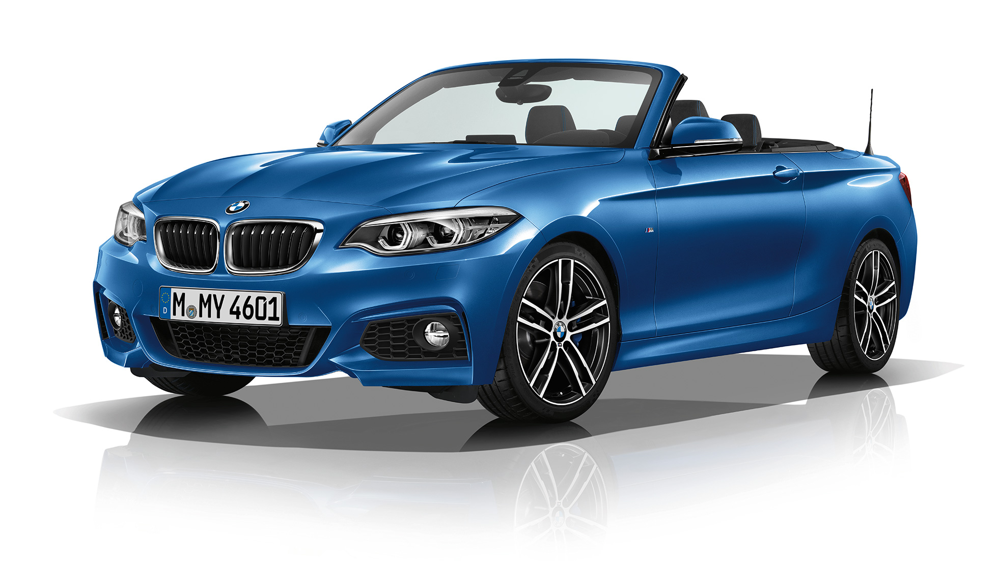 BMW serija 2 Cabrio, model M Sport v polprofilu od spredaj BMW serija 2 Cabrio, model M Sport v polprofilu od spredaj