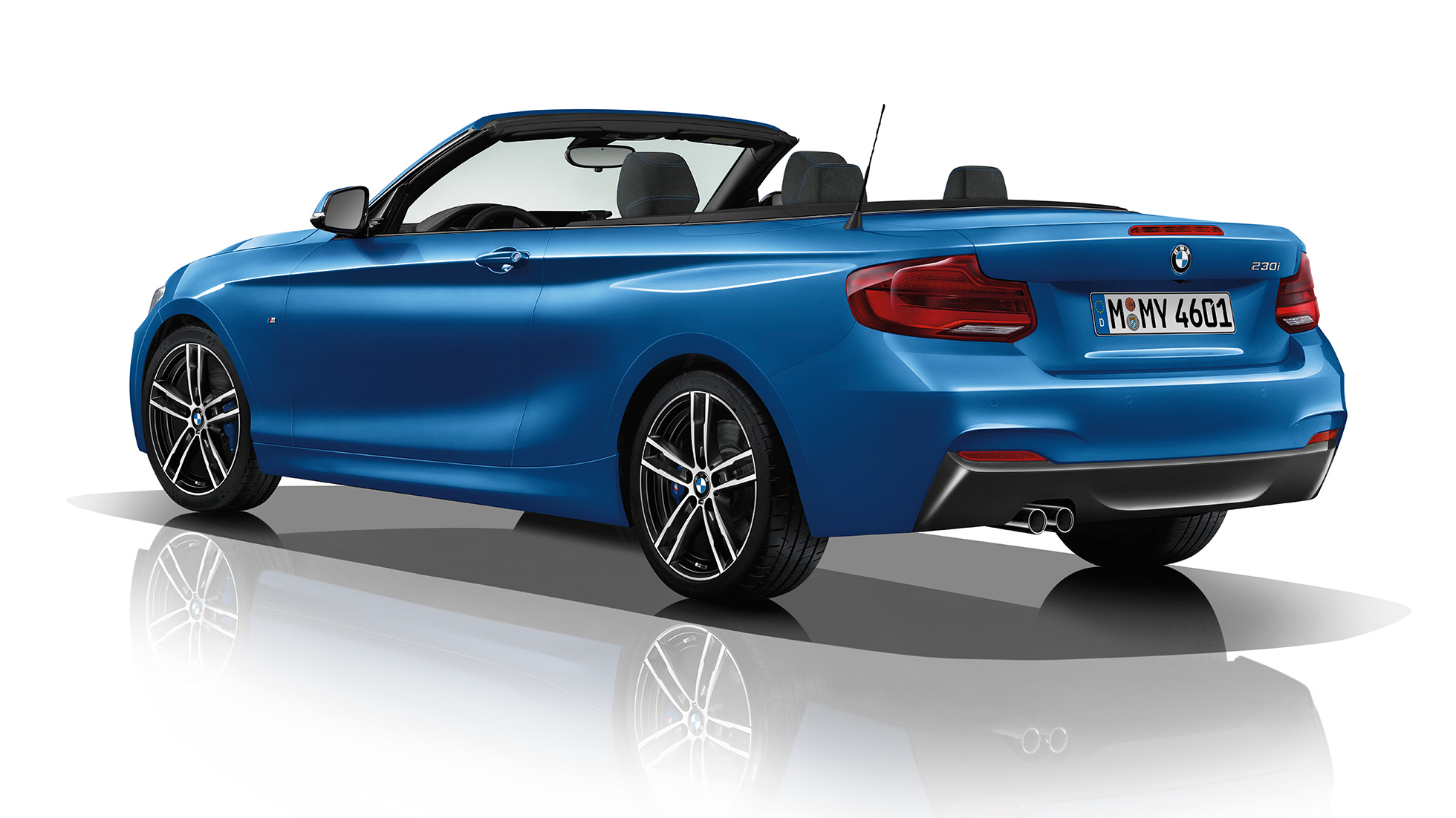 BMW serije 2 Cabrio, model M Sport v polprofilu od zadaj BMW serije 2 Cabrio, model M Sport v polprofilu od zadaj