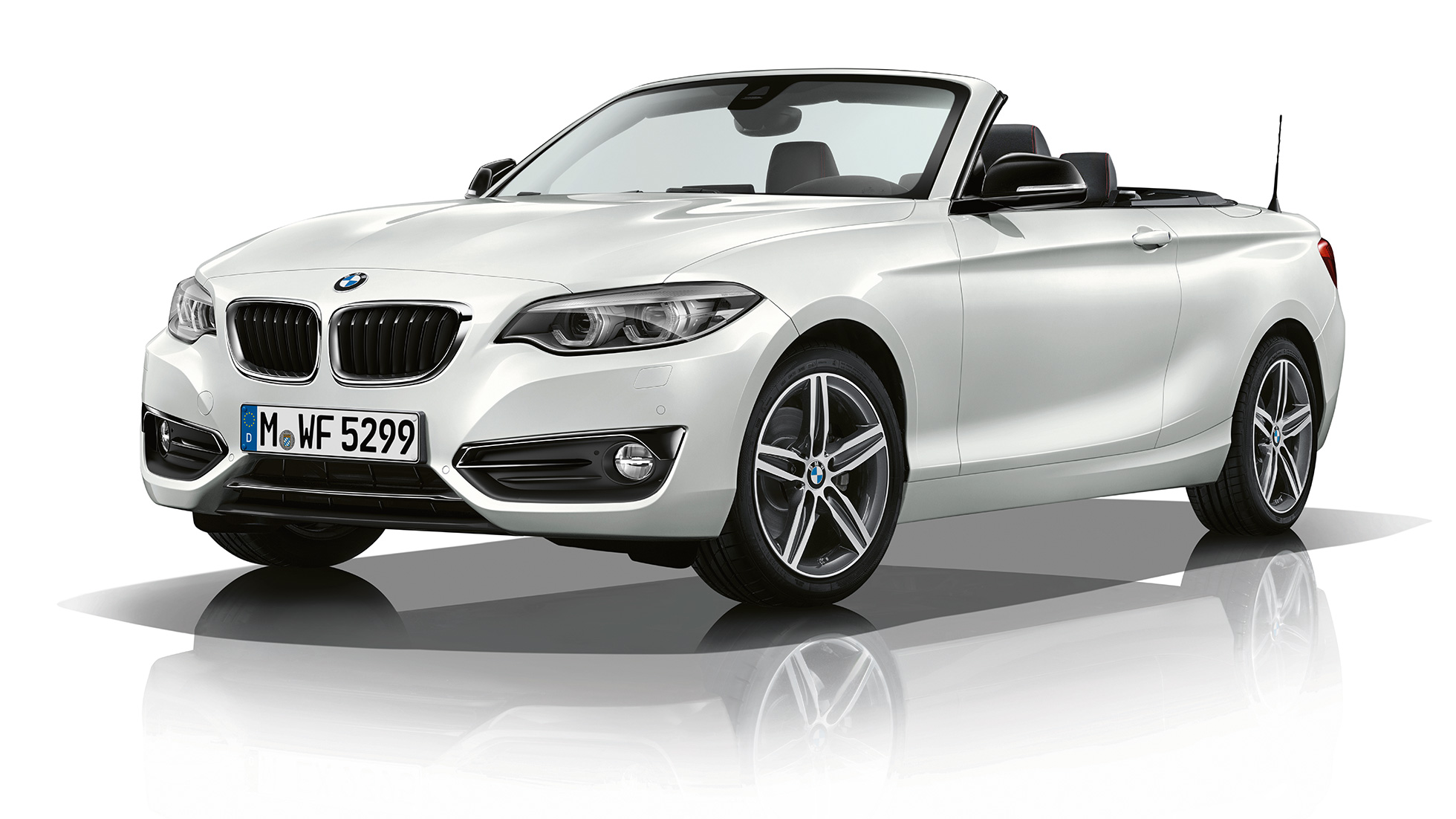 BMW serije 2 Cabrio, izvedba Sport Line v polprofilu od spredaj BMW serije 2 Cabrio, izvedba Sport Line v polprofilu od spredaj