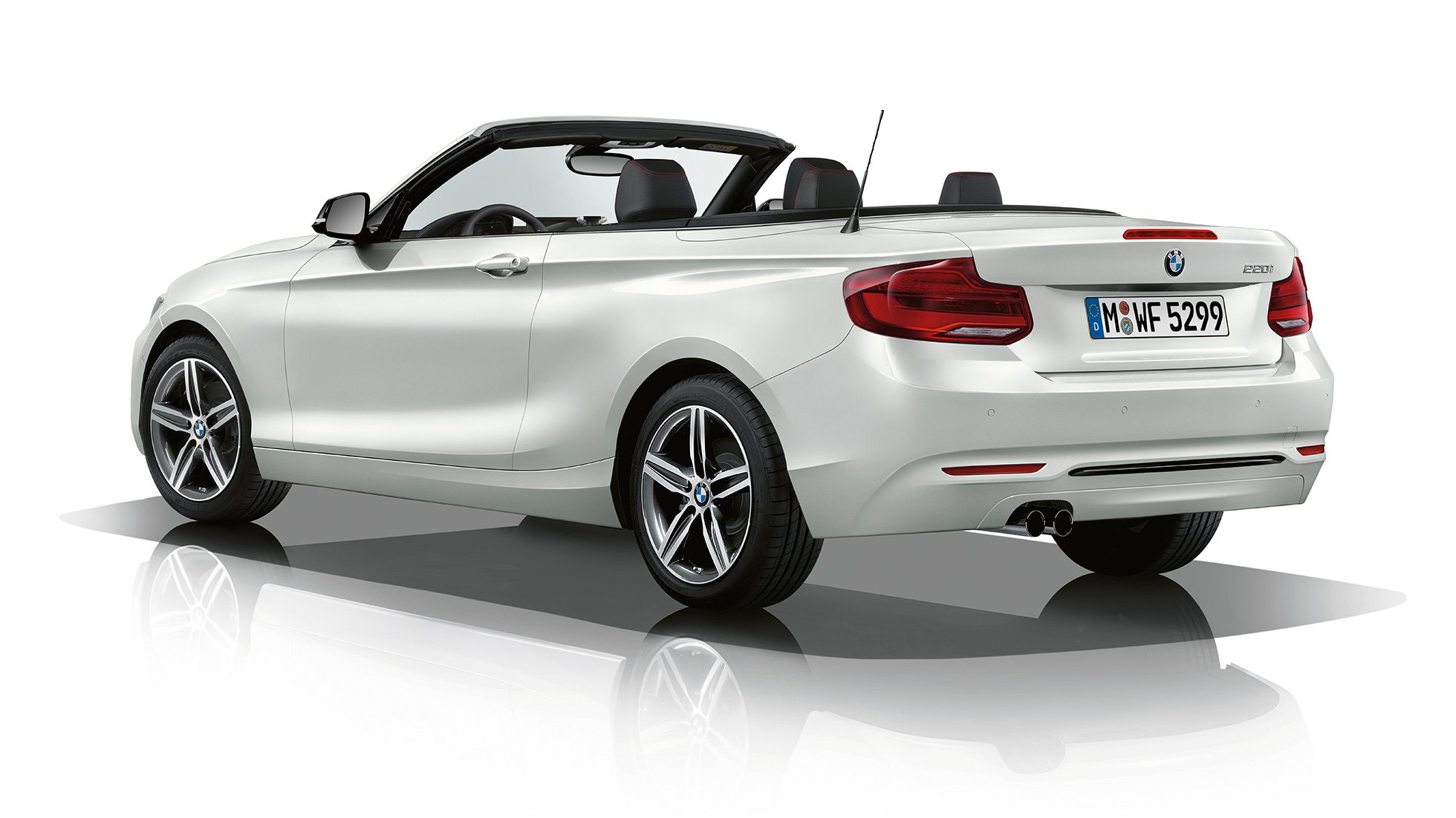 BMW serije 2 Cabrio, izvedba Sport Line v polprofilu od zadaj BMW serije 2 Cabrio, izvedba Sport Line v polprofilu od zadaj