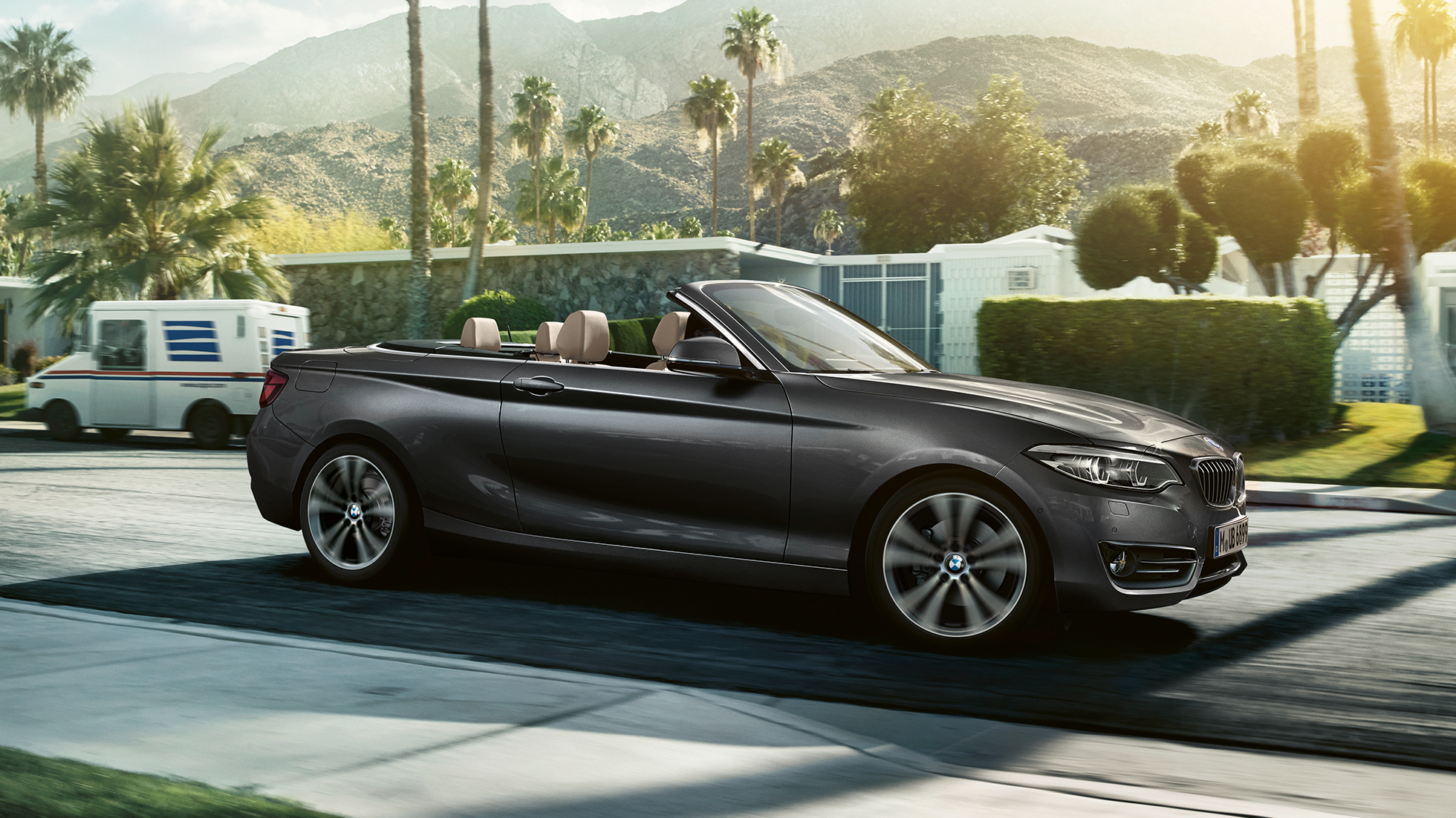 BMW serija 2 Cabrio, posnetek vožnje od strani BMW serija 2 Cabrio, posnetek vožnje od strani