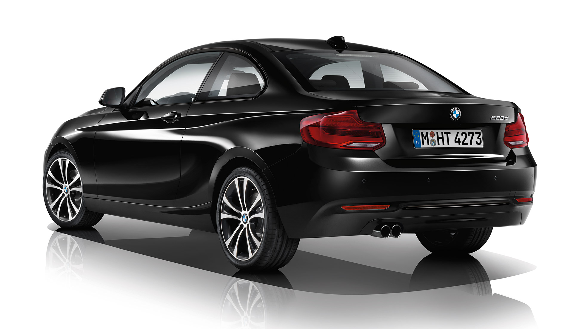 BMW serije 2 Coupé, izvedba Sport Line v polprofilu od zadaj BMW serije 2 Coupé, izvedba Sport Line v polprofilu od zadaj