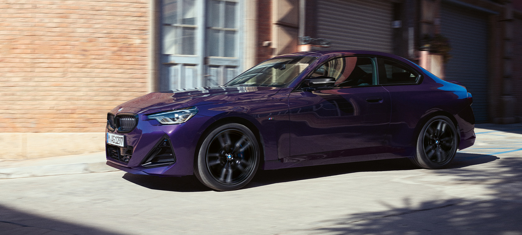 BMW serije 2 Coupé, G42, 2021, kovinska barva Thundernight, tričetrtinski stranski pogled med vožnjo v mestu BMW serije 2 Coupé, G42, 2021, kovinska barva Thundernight, tričetrtinski stranski pogled med vožnjo v mestu