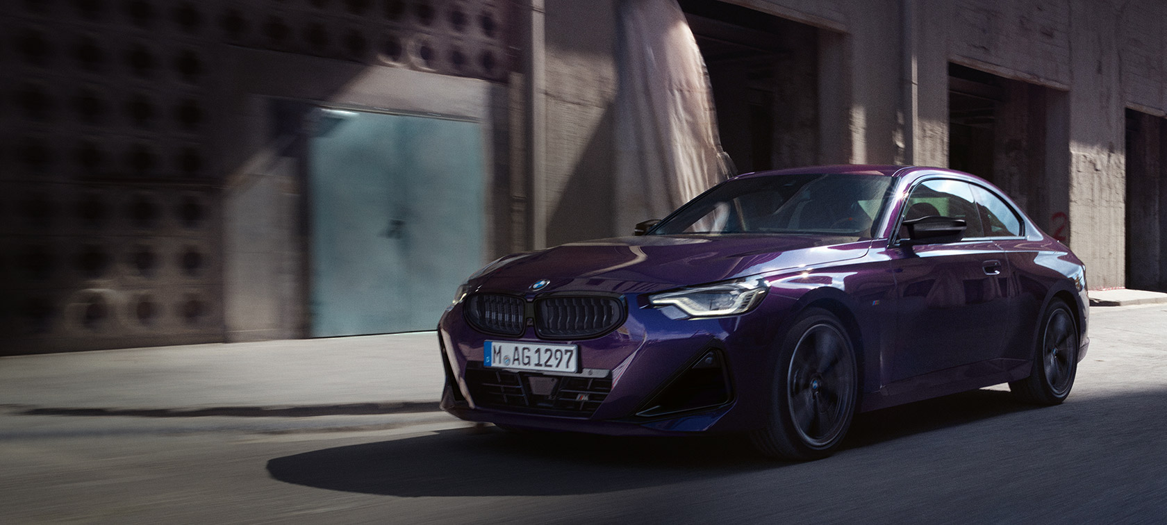 BMW serije 2 Coupé, G42, 2024, kovinska barva Thundernight, tričetrtinski pogled od spredaj med vožnjo