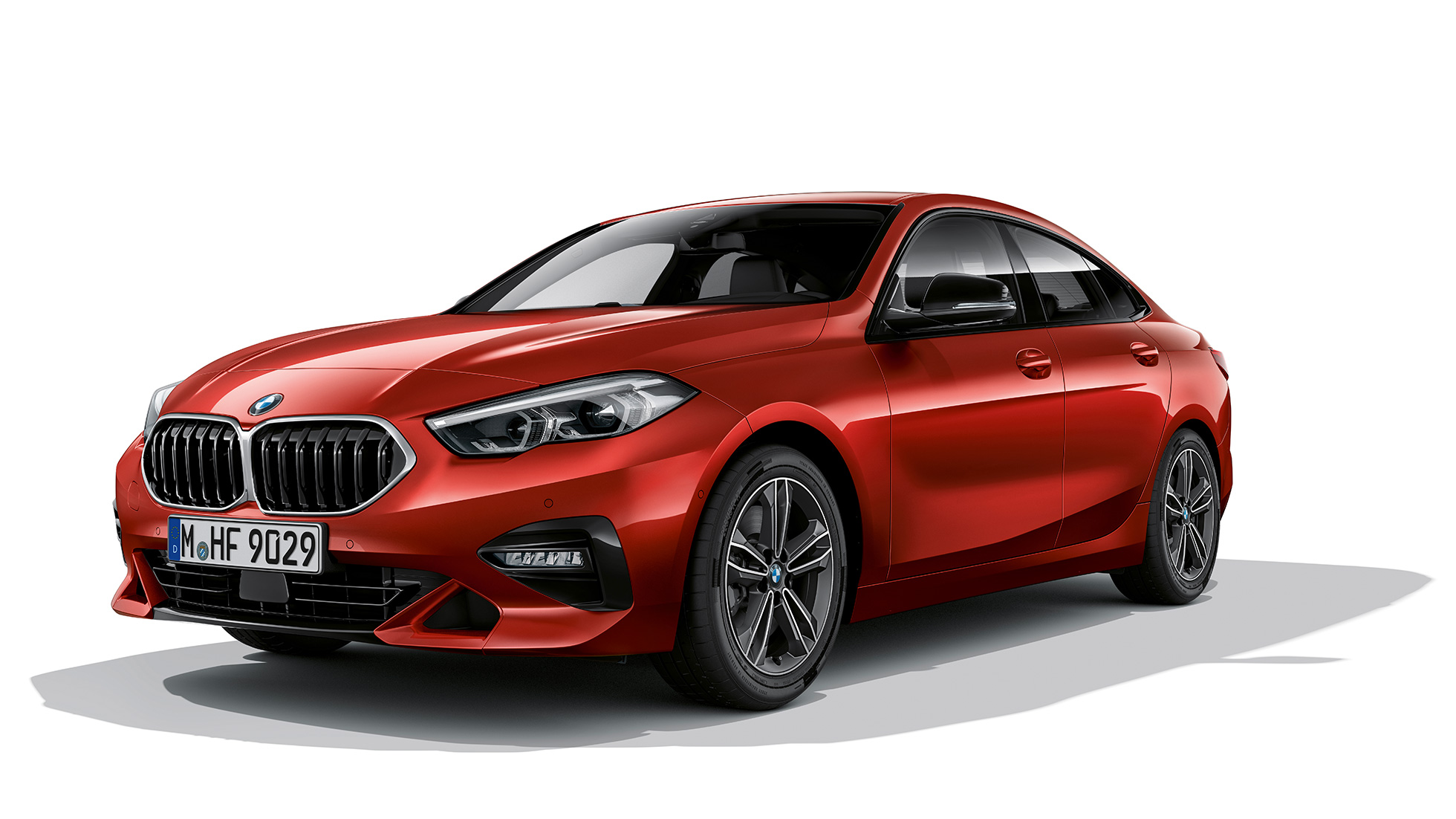 Ledvička BMW BMW serije 2 Gran Coupé Model Sport Line Ledvička BMW s kromiranim okvirjem ledvičke BMW serije 2 Gran Coupé Model Sport Line v barvi Melbourne Red F44, tričetrtinski pogled s strani