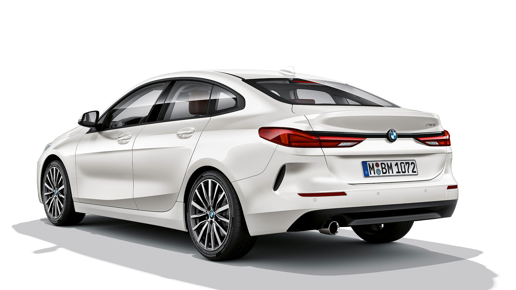 Platišča iz aluminijeve litine BMW serije 2 Gran Coupé Model Advantage Platišča iz aluminijeve litine BMW serije 2 Gran Coupé Model Advantage v barvi Mineral White F44, tričetrtinski pogled od zadaj