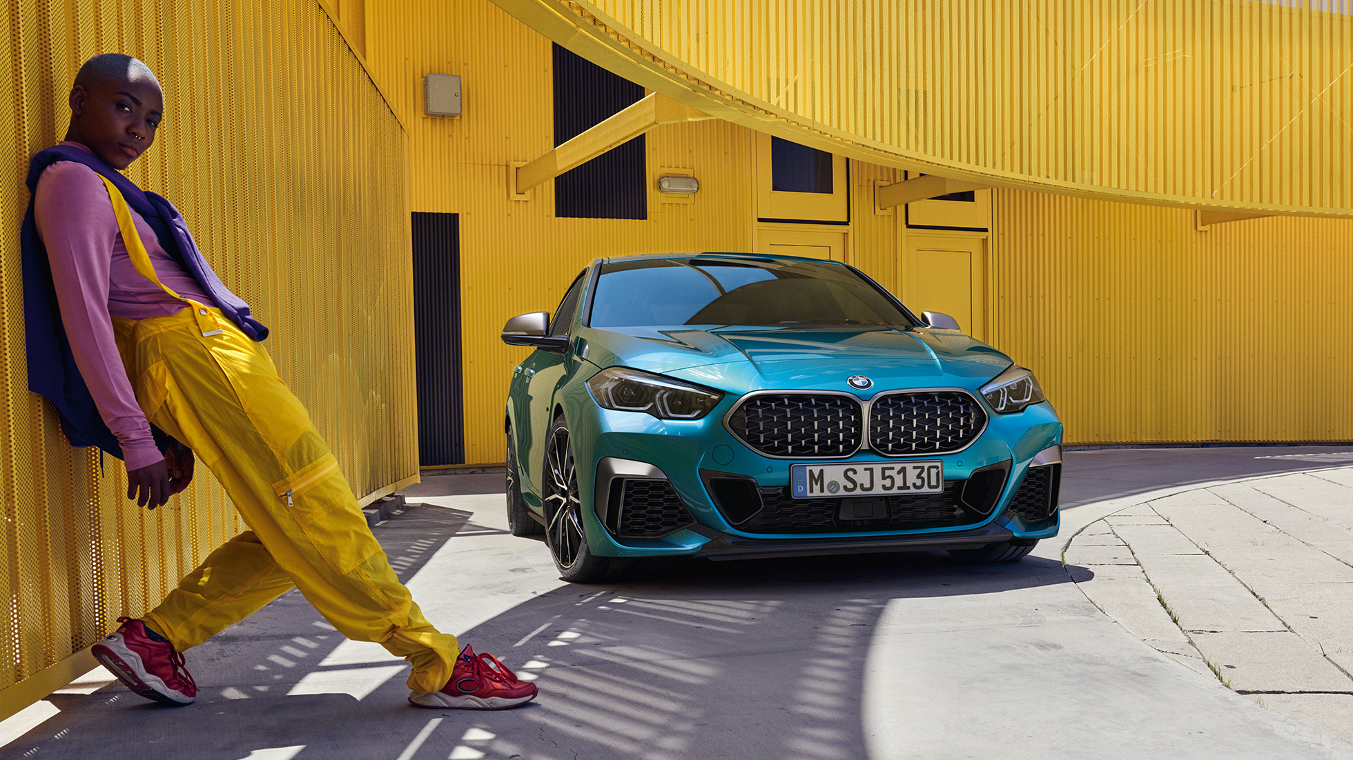 Sprednja stran BMW serije 2 Gran Coupé BMW serije 2 Gran Coupé z dvojno ledvičko mrežaste oblike v kovinski barvi Snapper Rocks Blue F44, tričetrtinski pogled od spredaj