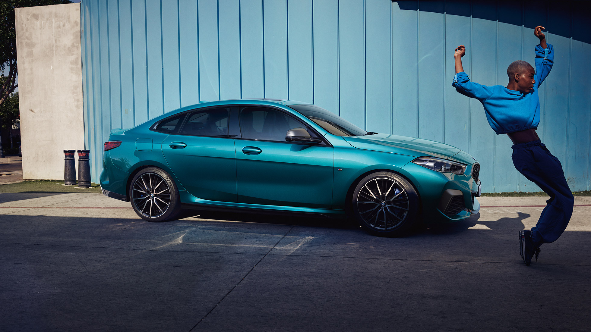 Privlačne silhueta kupeja BMW serije 2 Gran Coupé Privlačne silhueta kupeja BMW serije 2 Gran Coupé v kovinski barvi Snapper Rocks Blue F44, pogled od strani