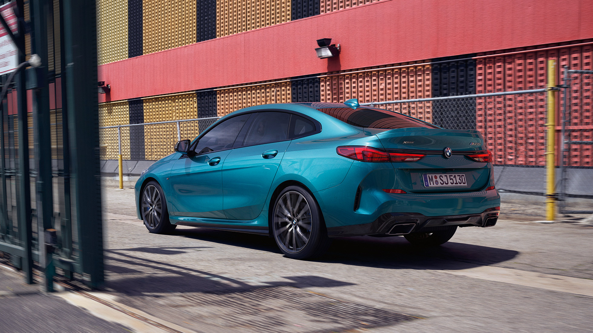 Napredna oblika vozila BMW serije 2 Gran Coupé Napredna oblika vozila BMW serije 2 Gran Coupé v kovinski barvi Snapper Rocks Blue F44, tričetrtinski pogled s strani