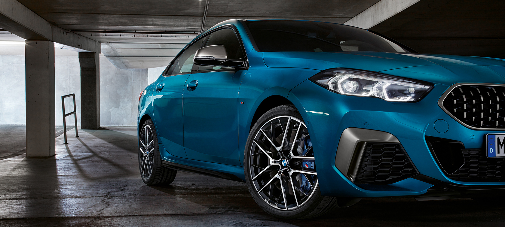 BMW serije 2 Gran Coupé, tričetrtinski pogled od spredaj BMW serije 2 Gran Coupé v kovinski barvi Snapper Rocks Blue F44, tričetrtinski pogled s sprednje strani