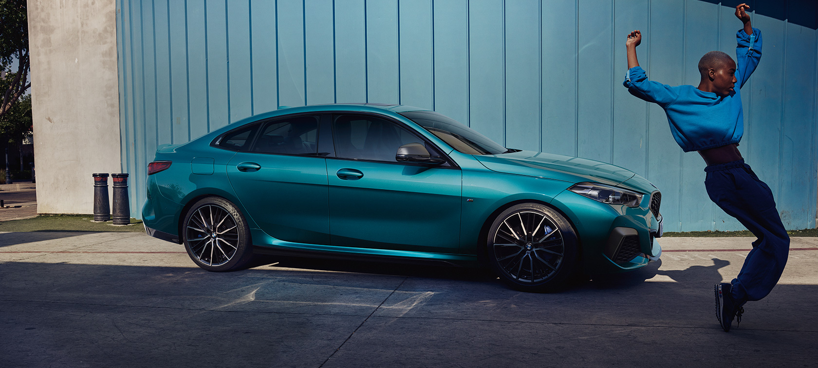 Ponudbe in storitve za vozila BMW serije 2 Gran Coupé Ponudbe in storitve za vozila BMW serije 2 Gran Coupé v kovinski barvi Snapper Rocks Blue F44, pogled od strani