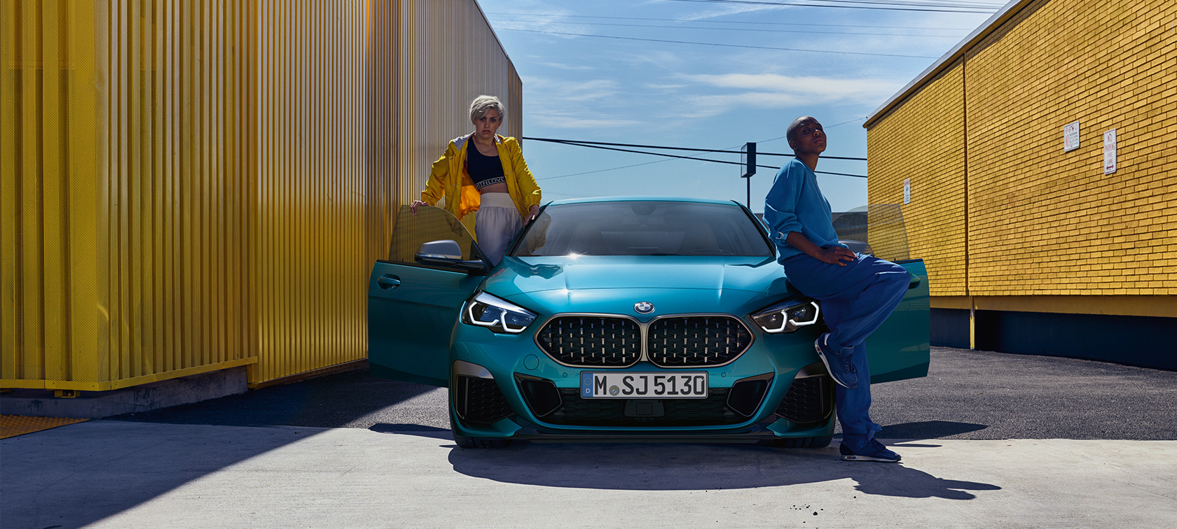 BMW serije 2 Series Gran Coupé, pogled s sprednje strani z odprtimi sprednjimi vrati BMW serije 2 Gran Coupé v kovinski barvi Snapper Rocks Blue F44, pogled s sprednje strani z odprtimi sprednjimi vrati