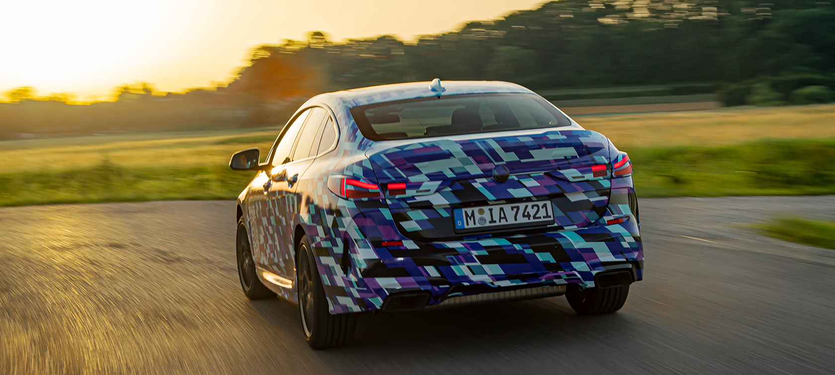 Svetovna premiera BMW serije 2 Gran Coupé Svetovna premiera BMW serije 2 Gran Coupé F44, oblika zunanjosti, tričetrtinski pogled od zadaj na zakrinkan prototip
