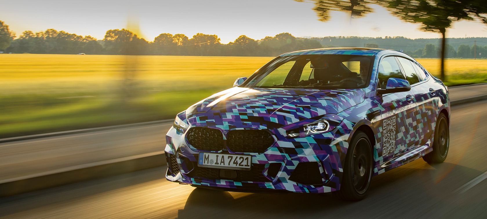 Sploh prvi BMW serije 2 Gran Coupé BMW serije 2 Gran Coupé F44, med vožnjo, predstavitev prvih slik zunanjosti, tričetrtinski pogled od spredaj na zakrinkan prototip