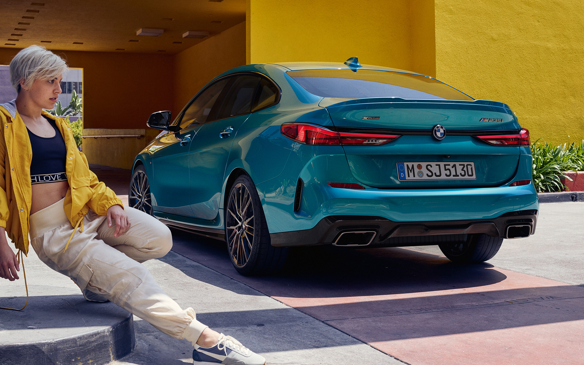 BMW serije 2 Gran Coupé, F44, zadek zmogljivega videza BMW serije 2 Gran Coupé, F44, zadek zmogljivega videza, kovinska barva Snapper Rocks Blue, tričetrtinski stranski pogled