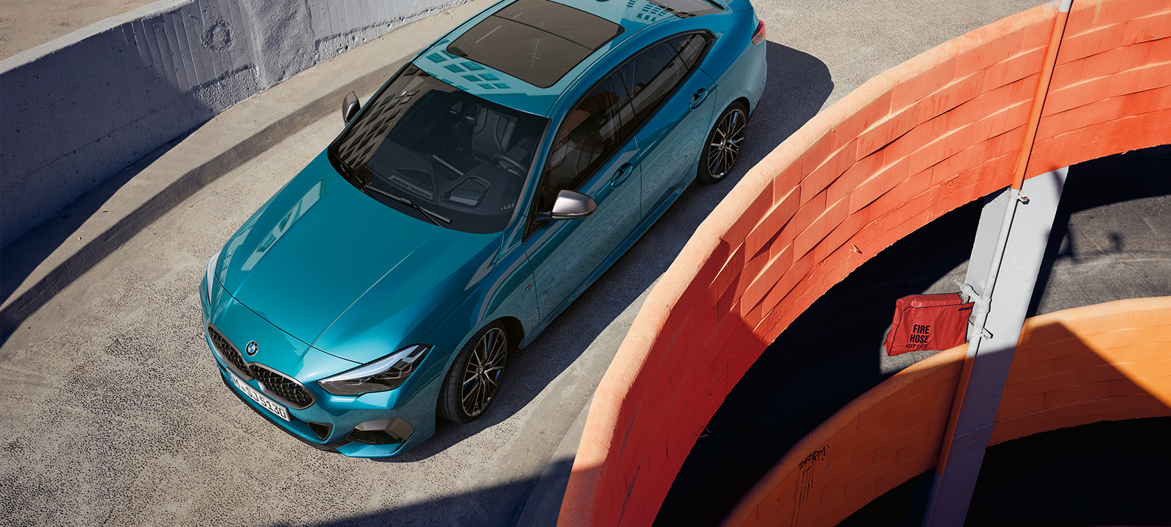 BMW serije 2 Gran Coupé, F44, tričetrtinski pogled iz ptičje perspektive na streho BMW serije 2 Gran Coupé, F44, kovinska barva Snapper Rocks Blue, tričetrtinski pogled iz ptičje perspektive na streho