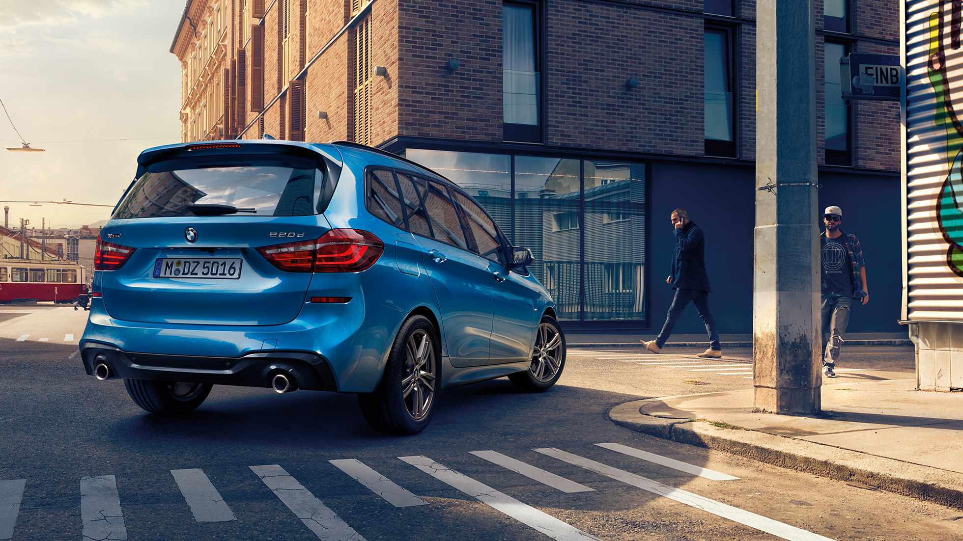 Zunanjost BMW serij 2 Gran Tourer Zunanjost, BMW serije 2 Gran Tourer, 220d xDrive, F46, osvežitev 2018, kovinska barva Misano Blue, tričetrtinski pogled od zadaj med vožnjo v centru mesta