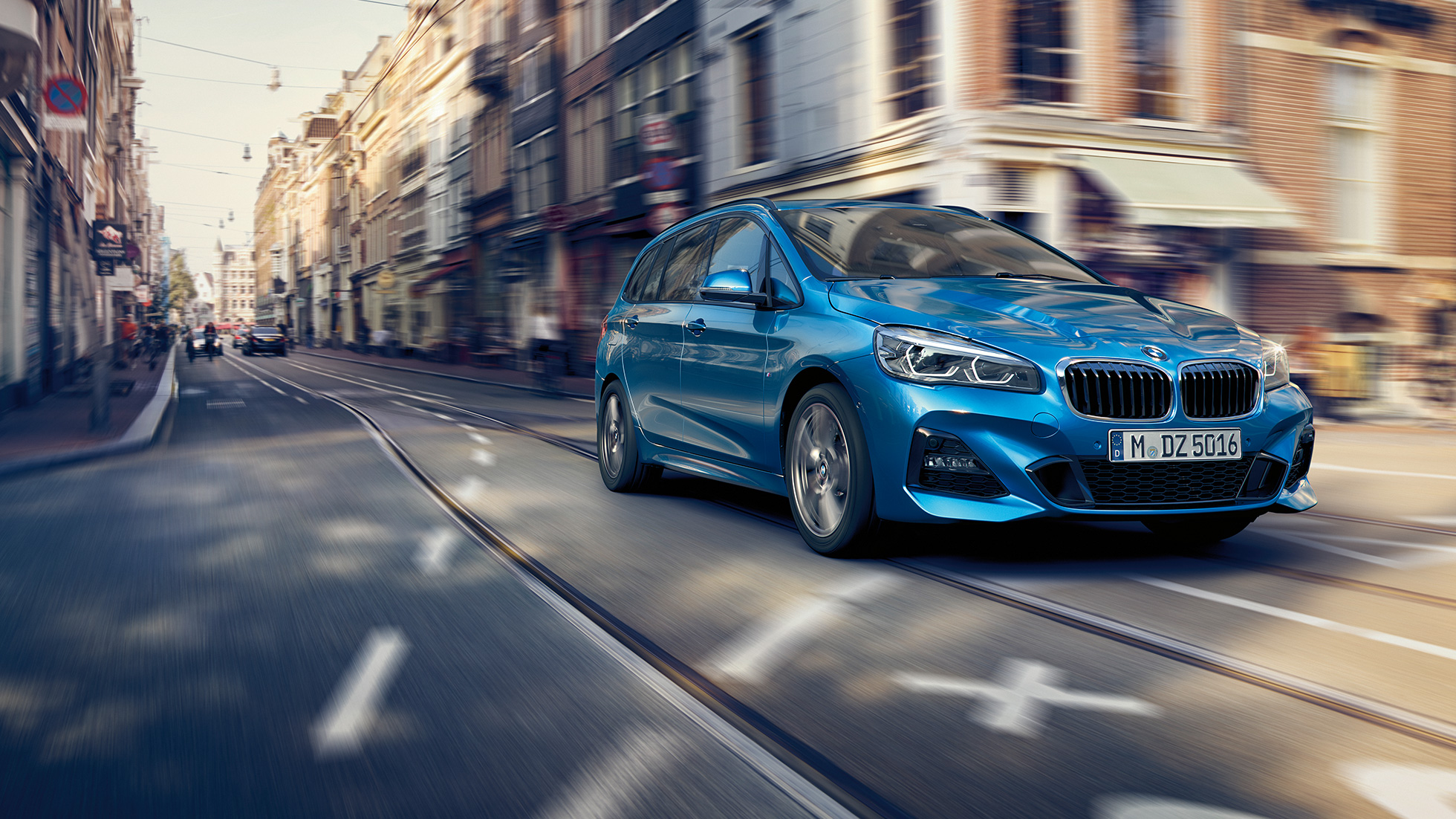 Vozna dinamika BMW serij 2 Gran Tourer Vozna dinamika, BMW serije 2 Gran Tourer, F46, osvežitev 2018, kovinska barva Misano Blue, tričetrtinski pogled od spredaj med vožnjo v centru mesta