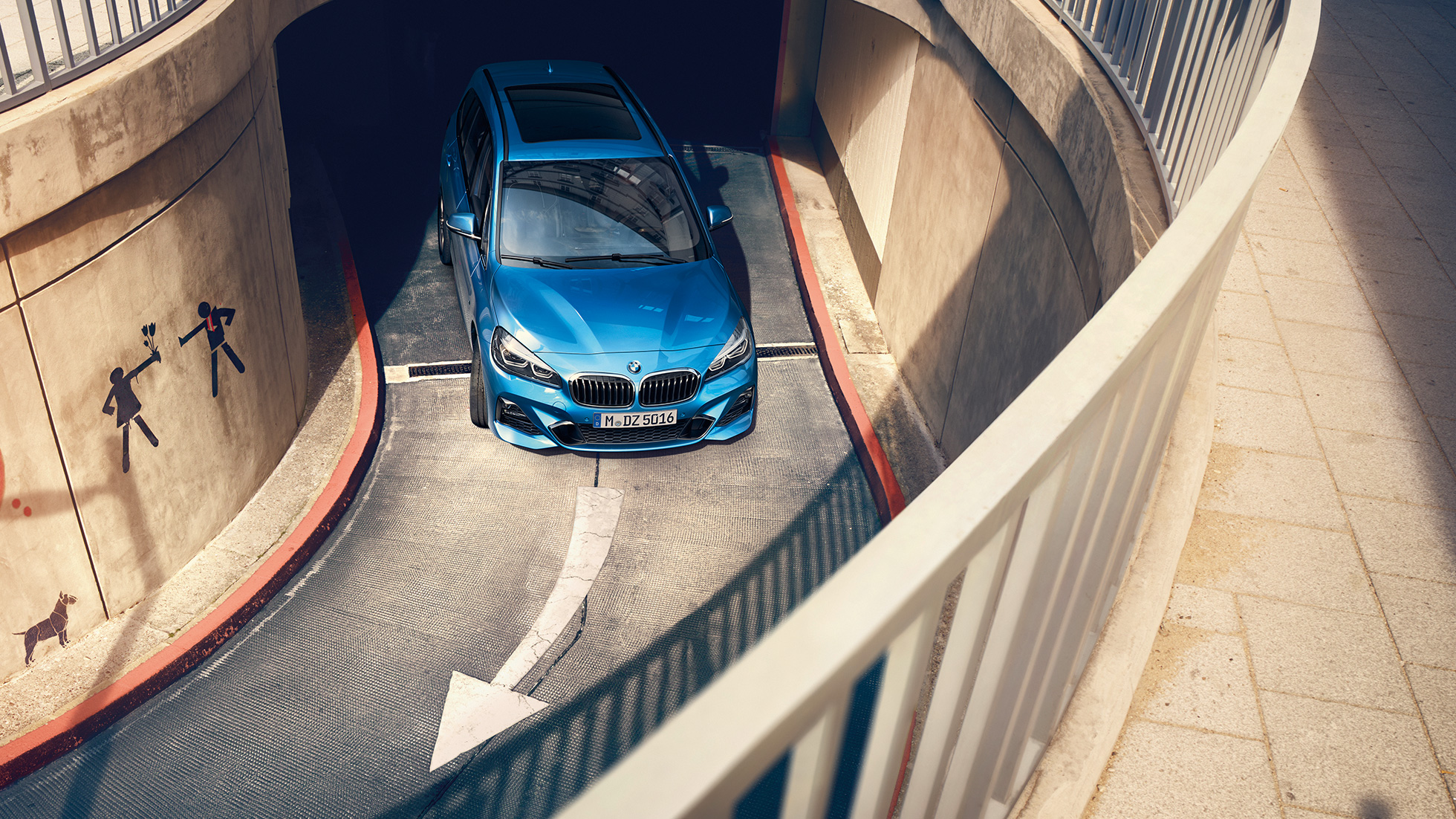 BMW serije 2 Gran Tourer med vožnjo v parkirni hiši BMW serije 2 Gran Tourer, F46, osvežitev 2018, kovinska barva Misano Blue, pogled s ptičje perspektive v parkirni hiši