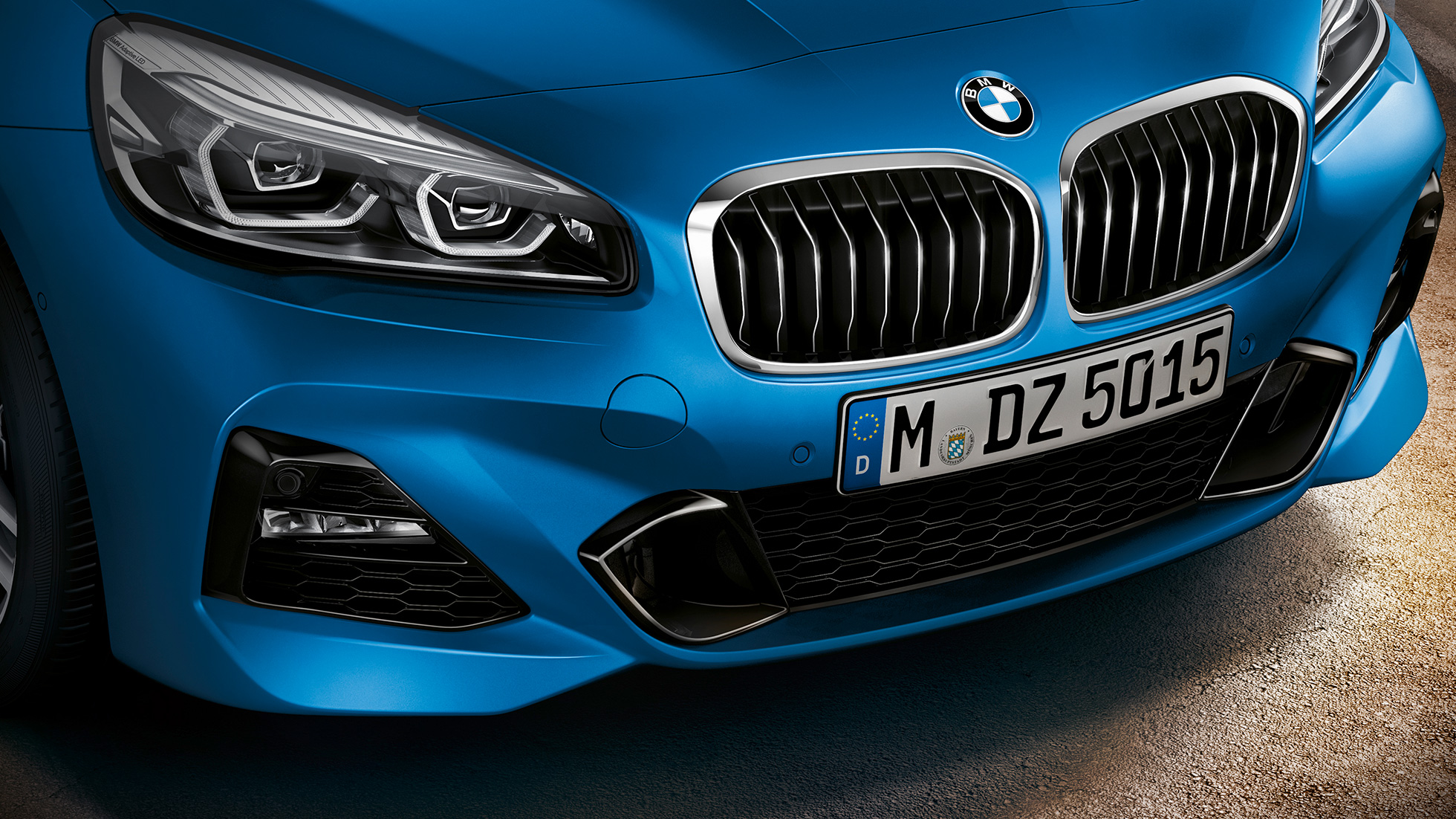 Dvojna ledvička BMW serij 2 Gran Tourer Dvojna ledvička, BMW serije 2 Gran Tourer, F46, osvežitev 2018, kovinska barva Misano Blue, bližnji pogled od spredaj