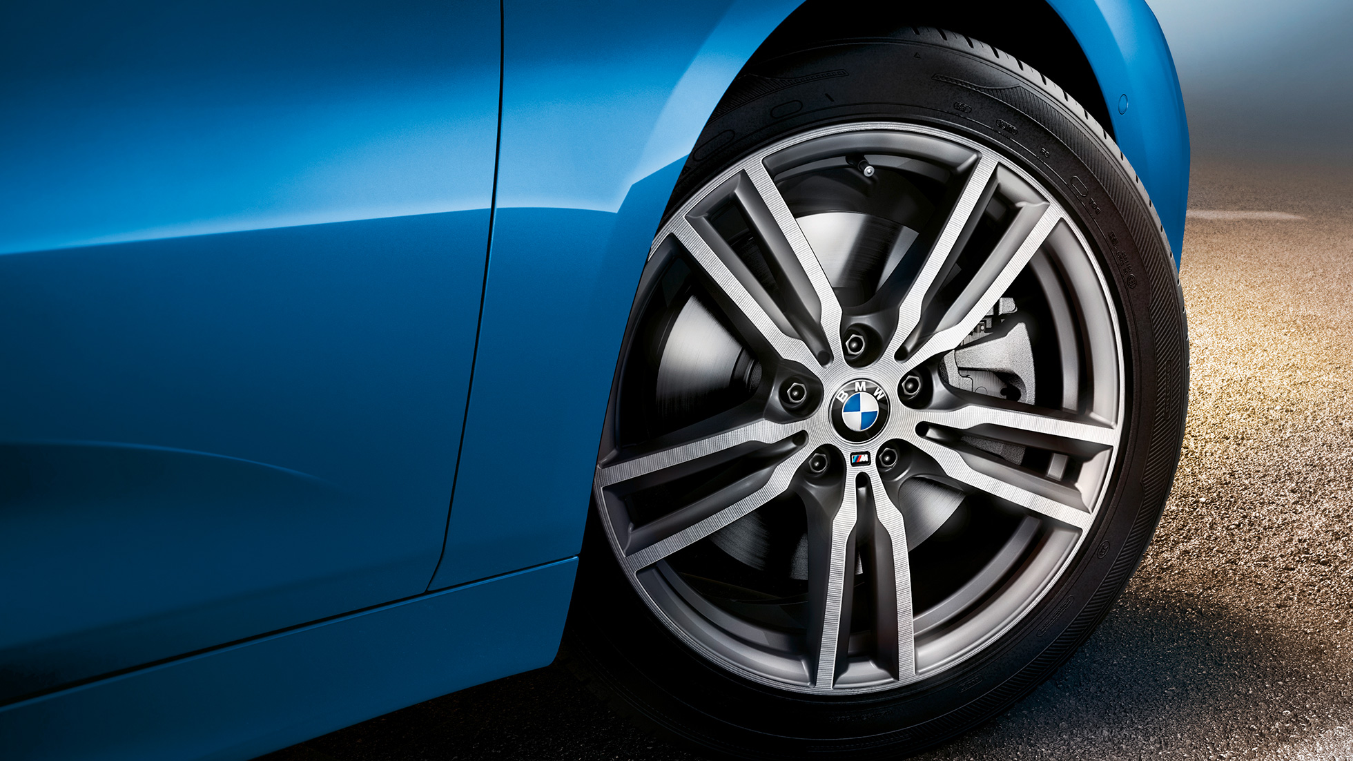 Platišča iz lahke zlitine pri BMW serijah 2 Gran Tourer Platišča iz lahke zlitine, BMW serije 2 Gran Tourer, F46, osvežitev 2018, kovinska barva Misano Blue, pogled od blizu