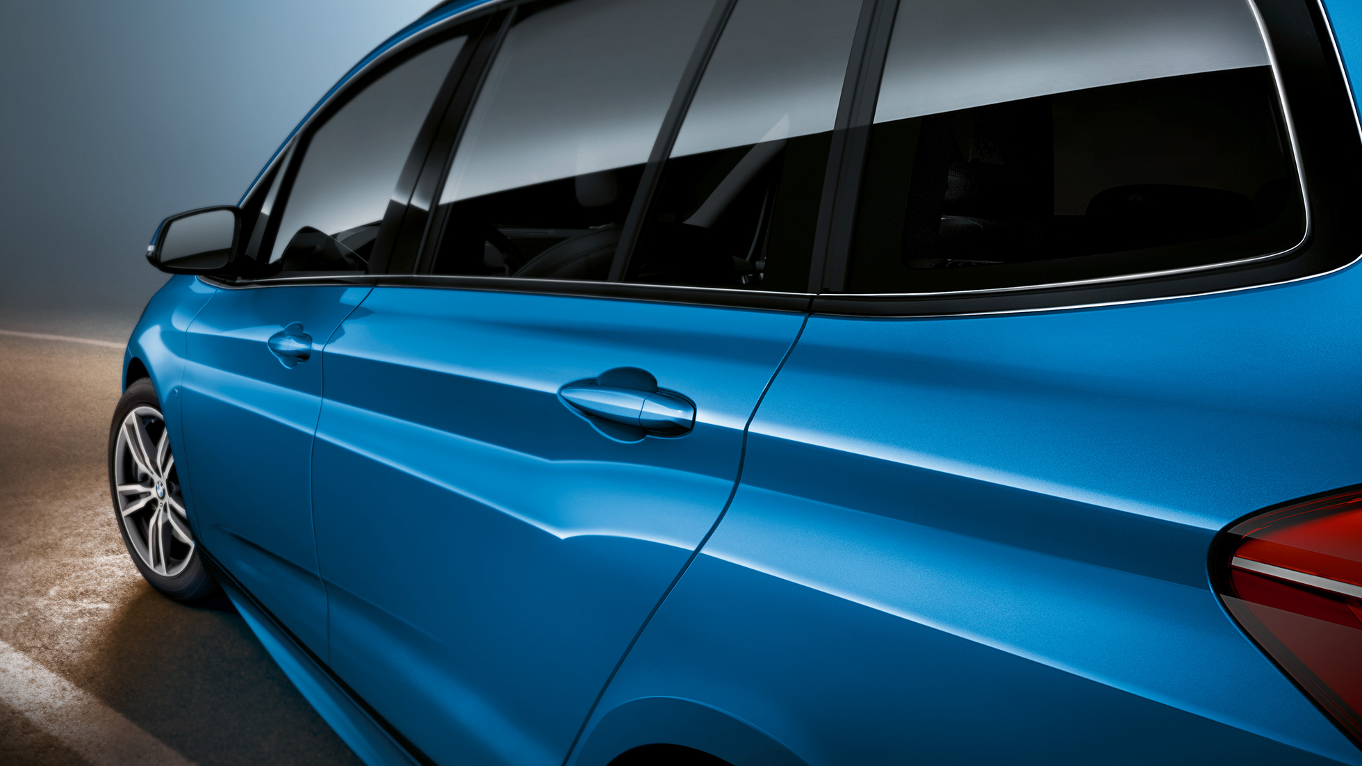 Bok BMW serij 2 Gran Tourer Bok, BMW serije 2 Gran Tourer, F46, osvežitev 2018, kovinska barva Misano Blue, pogled od blizu