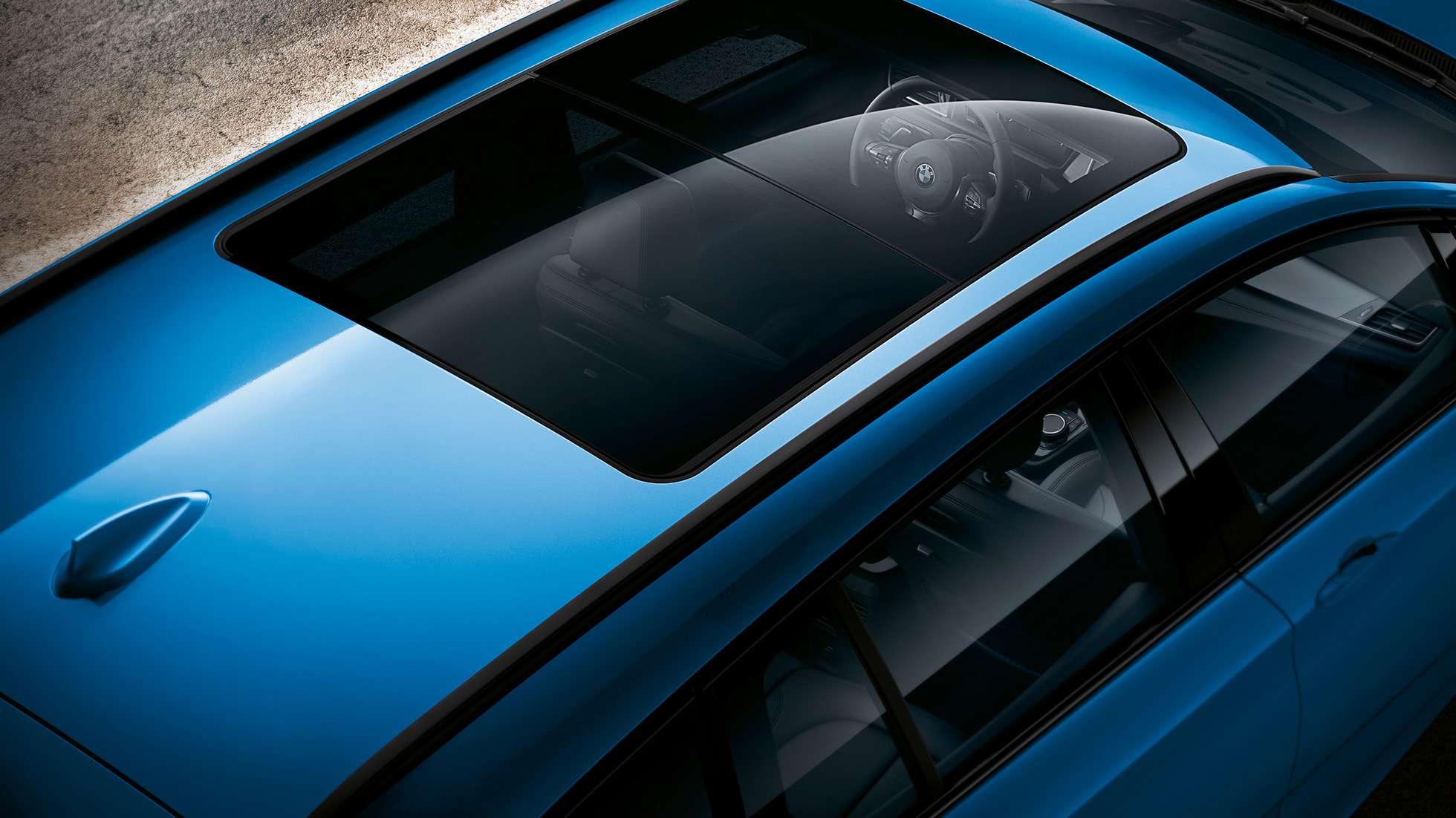 Panoramska steklena streha pri BMW serijah 2 Gran Tourer Panoramska steklena streha, BMW serije 2 Gran Tourer, F46, osvežitev 2018, kovinska barva Misano Blue, pogled s ptičje perspektive