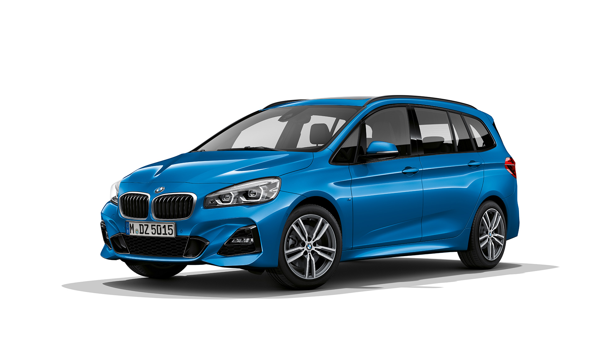 Tričetrtinski pogled od spredaj na BMW serijah 2 Gran Tourer kot modelu M Sport BMW serije 2 Gran Tourer, 220d xDrive, model M Sport, F46, kovinska barva Misano Blue, tričetrtinski pogled od spredaj