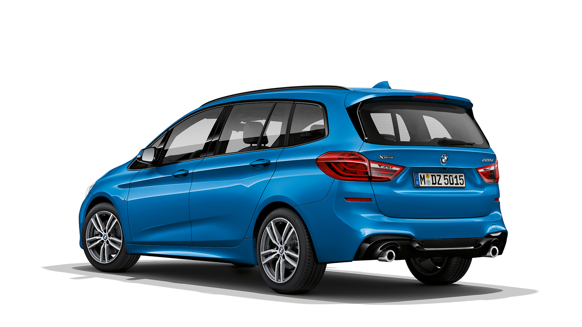 Tričetrtinski pogled od zadaj na BMW serijah 2 Gran Tourer kot modelu M Sport BMW serije 2 Gran Tourer, 220d xDrive, model M Sport, F46, kovinska barva Misano Blue, tričetrtinski pogled od spredaj